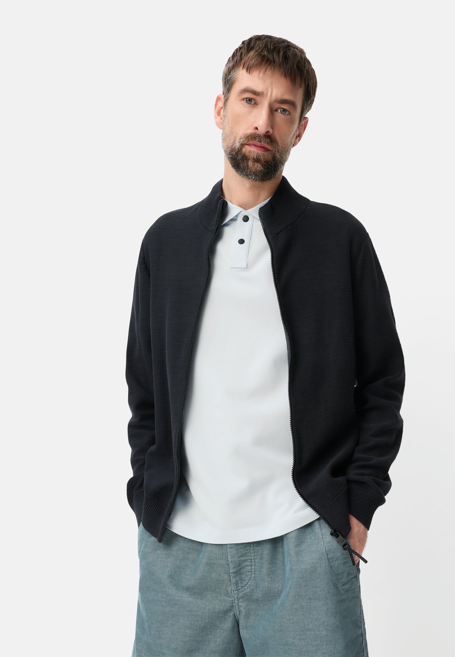 Herren Poloshirt mit Kontrastdetails Himmelblau getragen emotional