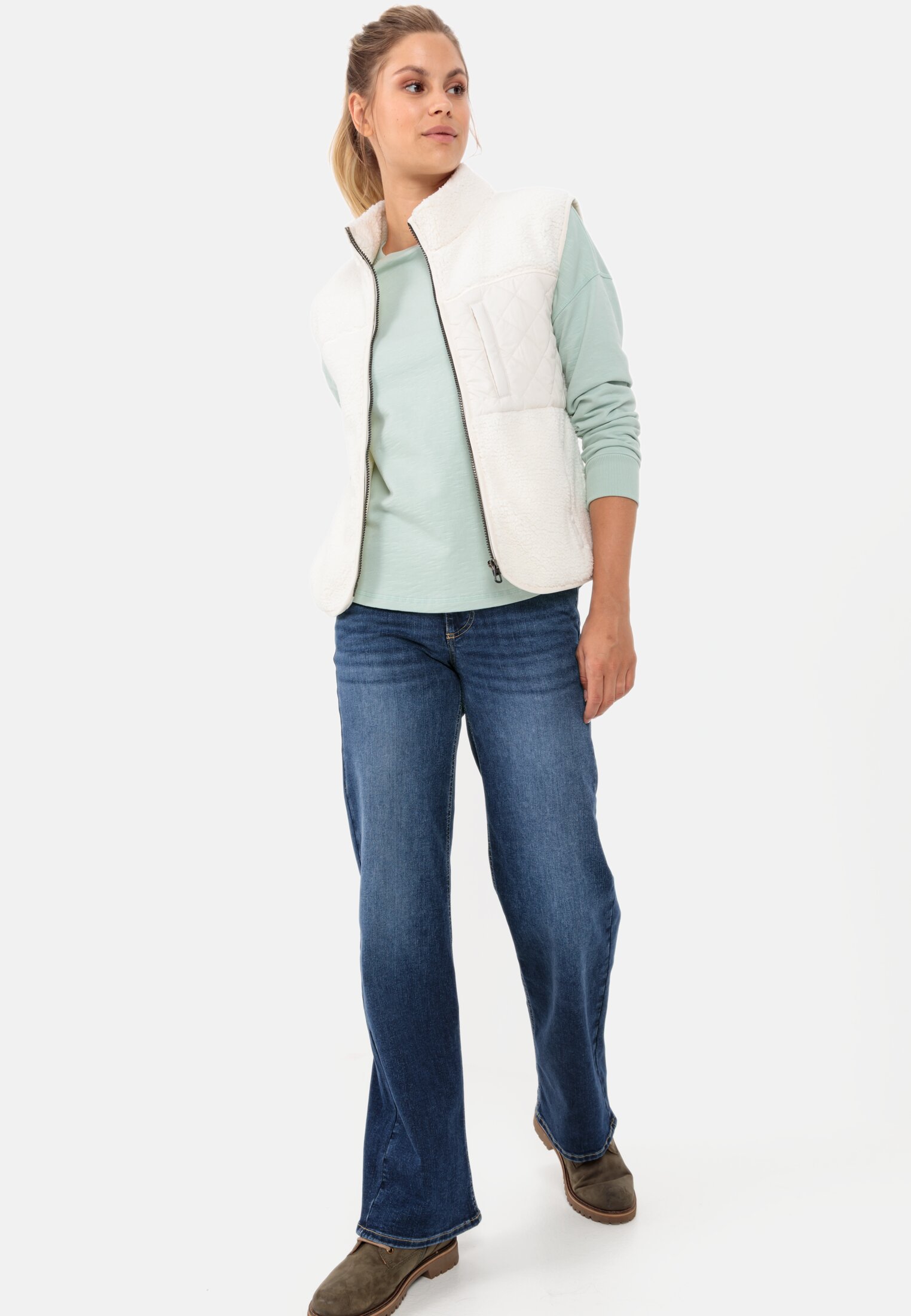 Damen 5-Pocket Jeans mit weiten Hosenbeinen Blau getragen emotional