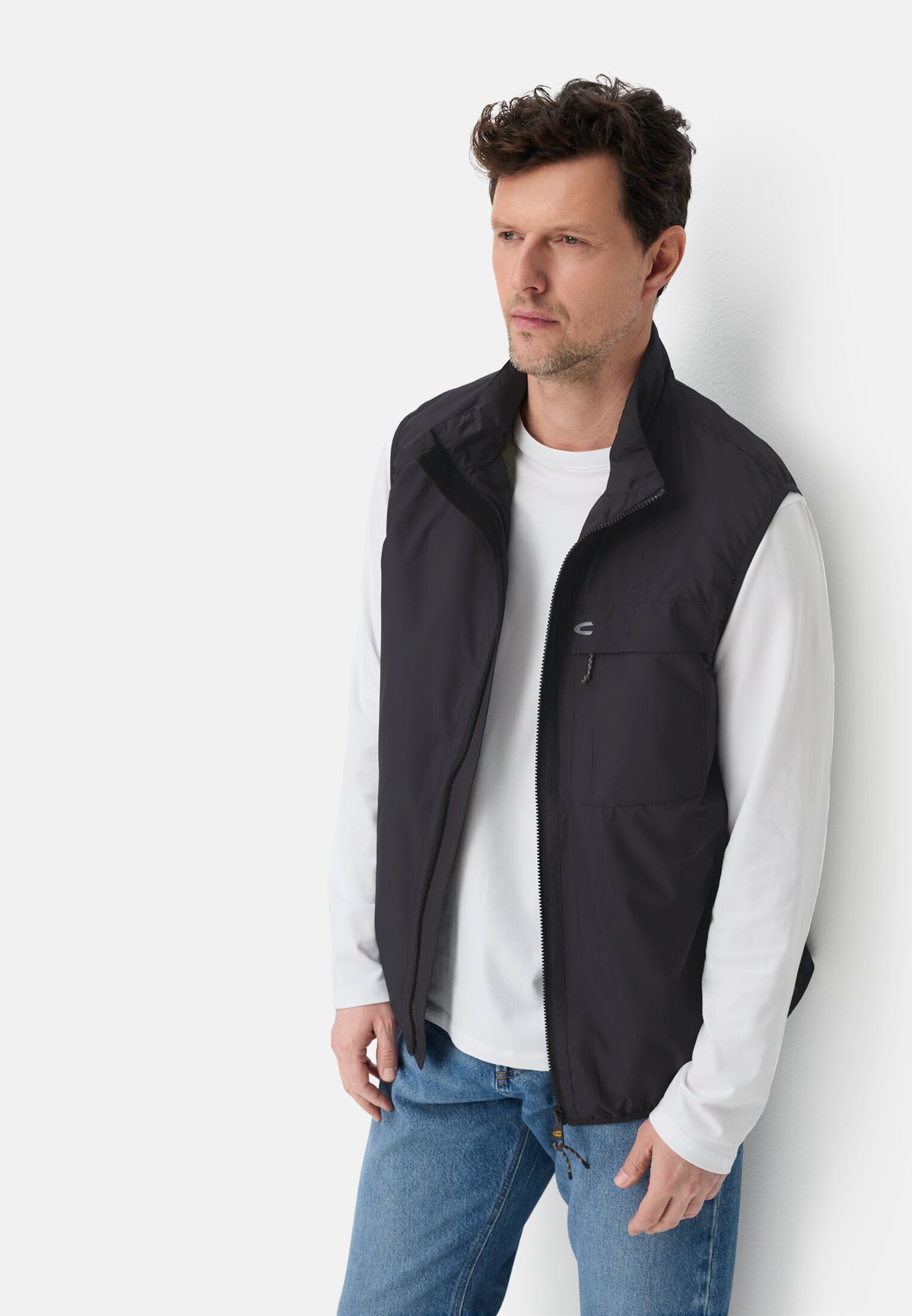 Herren Leichte Weste aus wasserabweisendem Material Dunkelblau getragen emotional