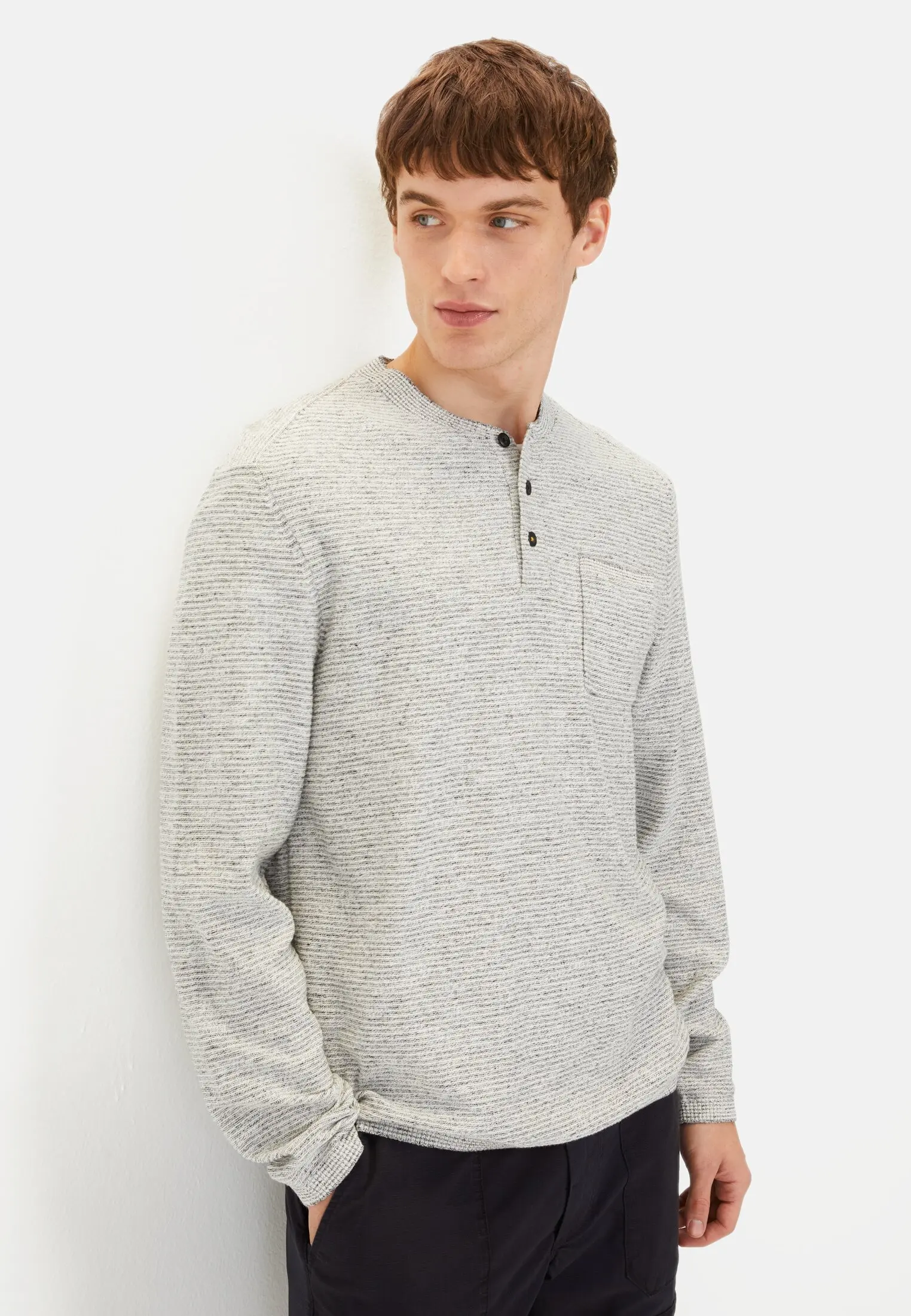 Men Henley long-sleeve shirt made from a cotton blend Grey worn front