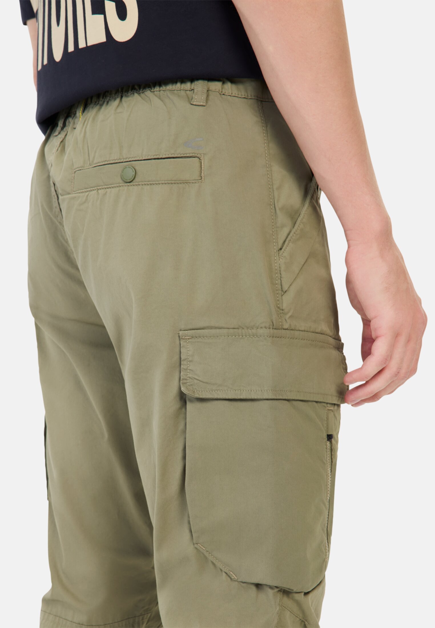 camelactive_Cargohose_Khaki_476X05-5F75-31_M5 Herren Relaxed Fit Cargo Hose mit Stretchfunktion Dunkelgrün getragen detailliert nah
