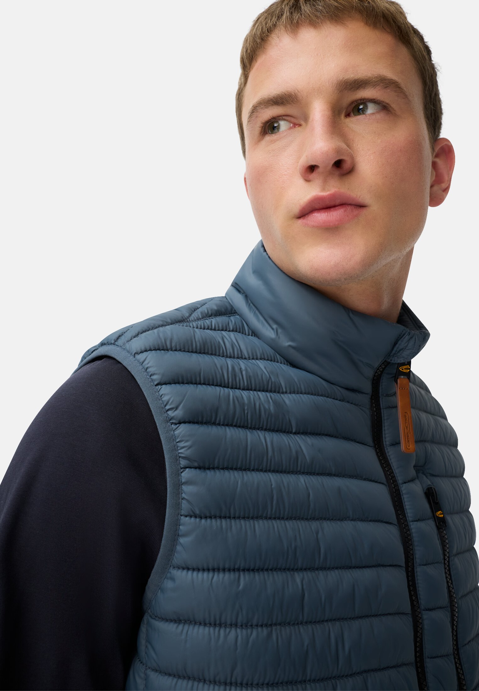Herren Steppweste aus recyceltem Polyamid Tintenblau getragen emotional