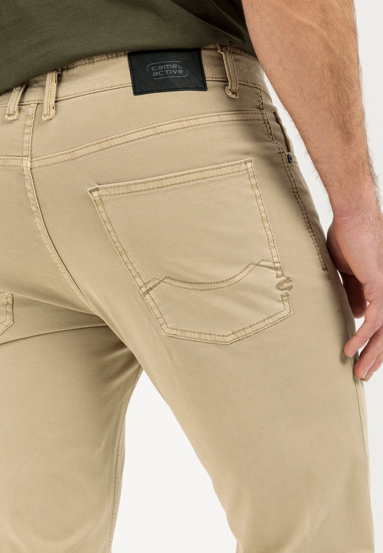 Herren Regular Fit 5 Pocket Hose Beige getragen detailliert nah