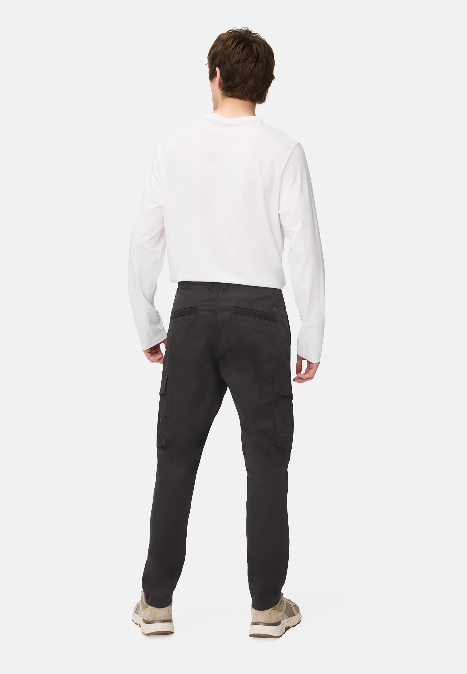 Herren Cargo Regular Fit Hose aus Baumwollmix Schwarz getragen hinten