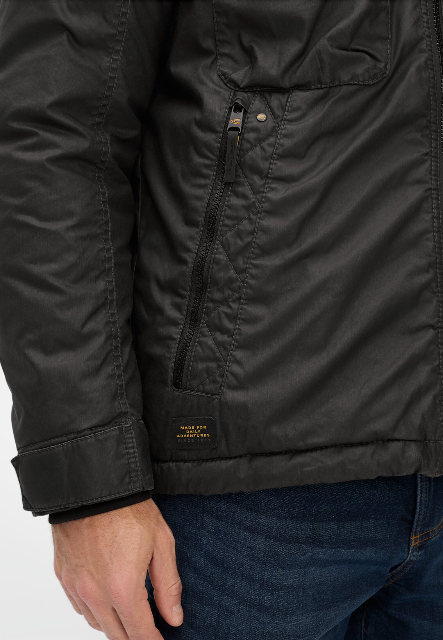 Herren Multipocket Jacke aus gewachster Baumwolle Schwarz getragen detailliert nah