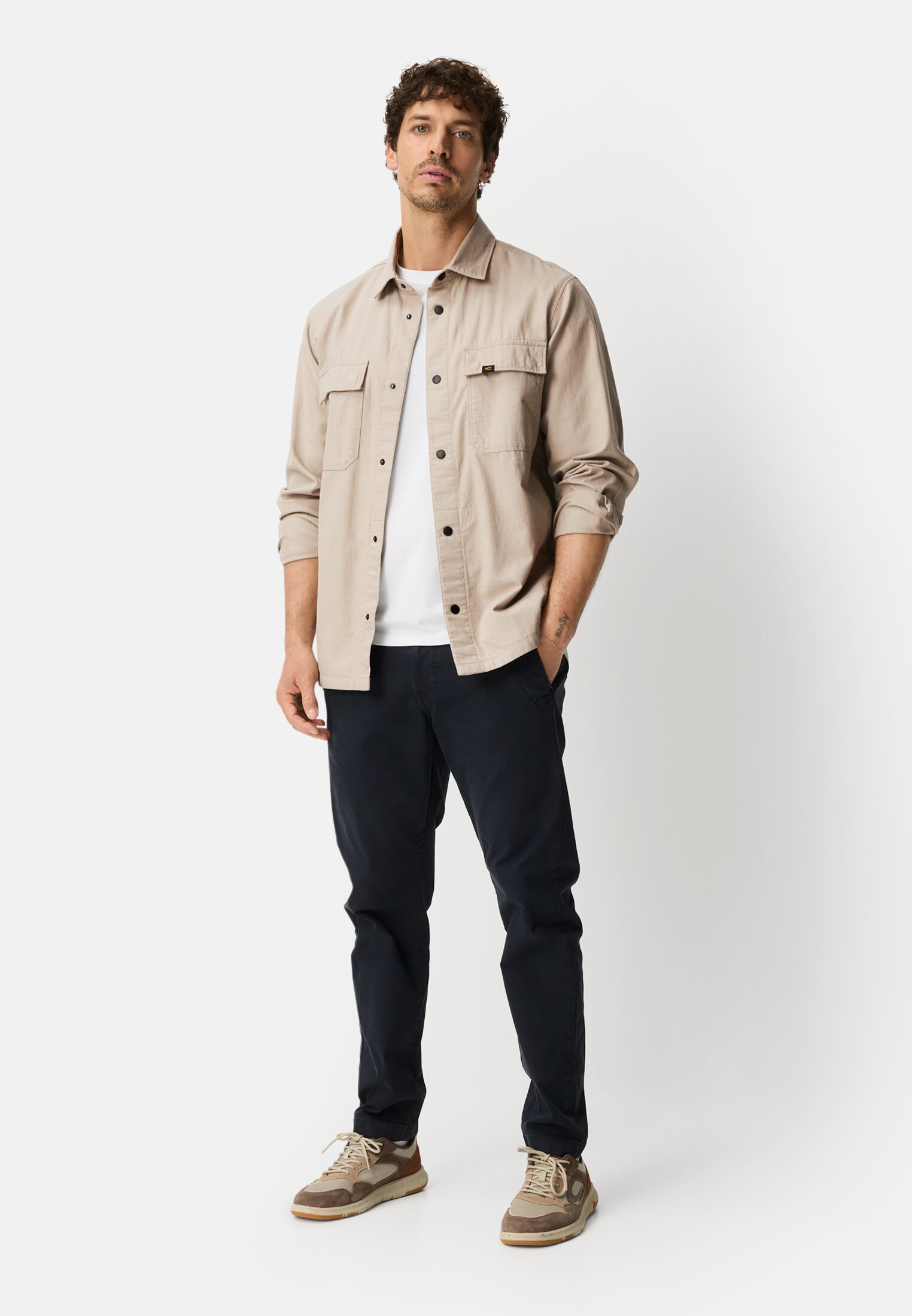Heren Overshirt met zakken Beige gedragen voor lichaam compleet 