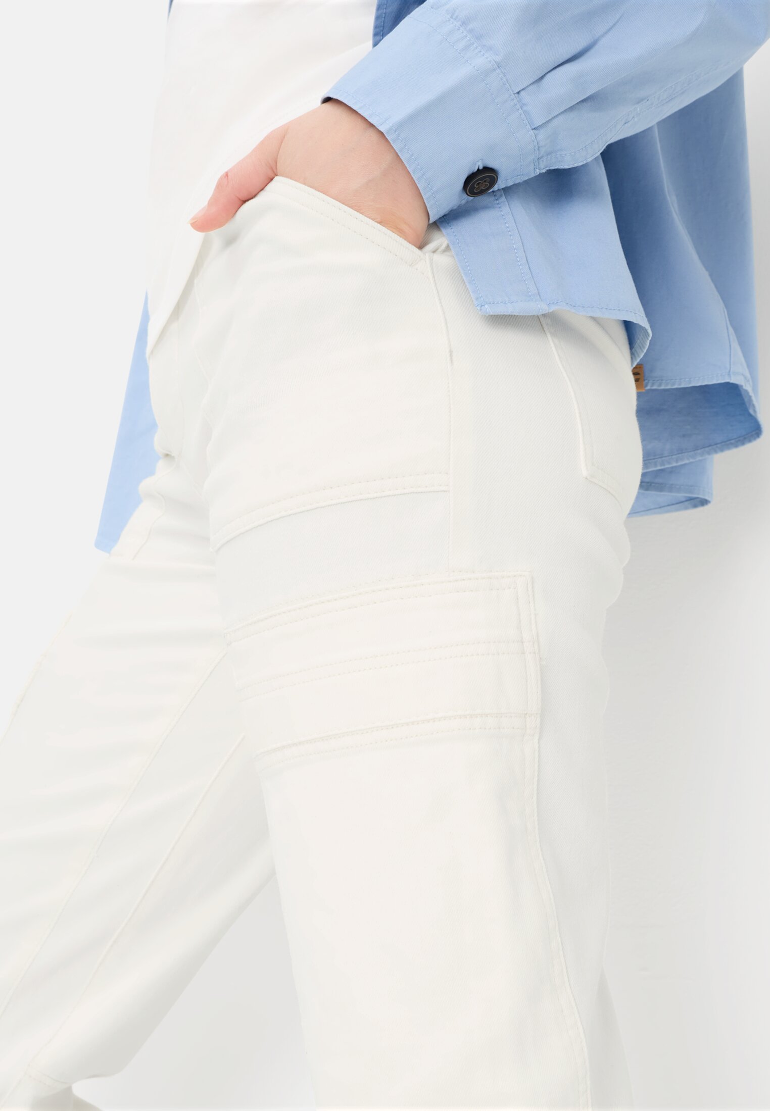 Damen Loose Fit Denim mit Cargotaschen Milchweiß getragen detailliert nah