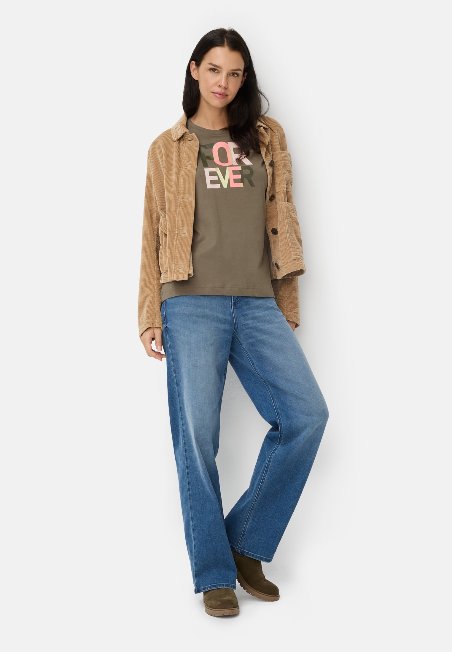 Damen T-Shirt aus reiner Baumwolle Graugrün getragen vorne Ganzkörper