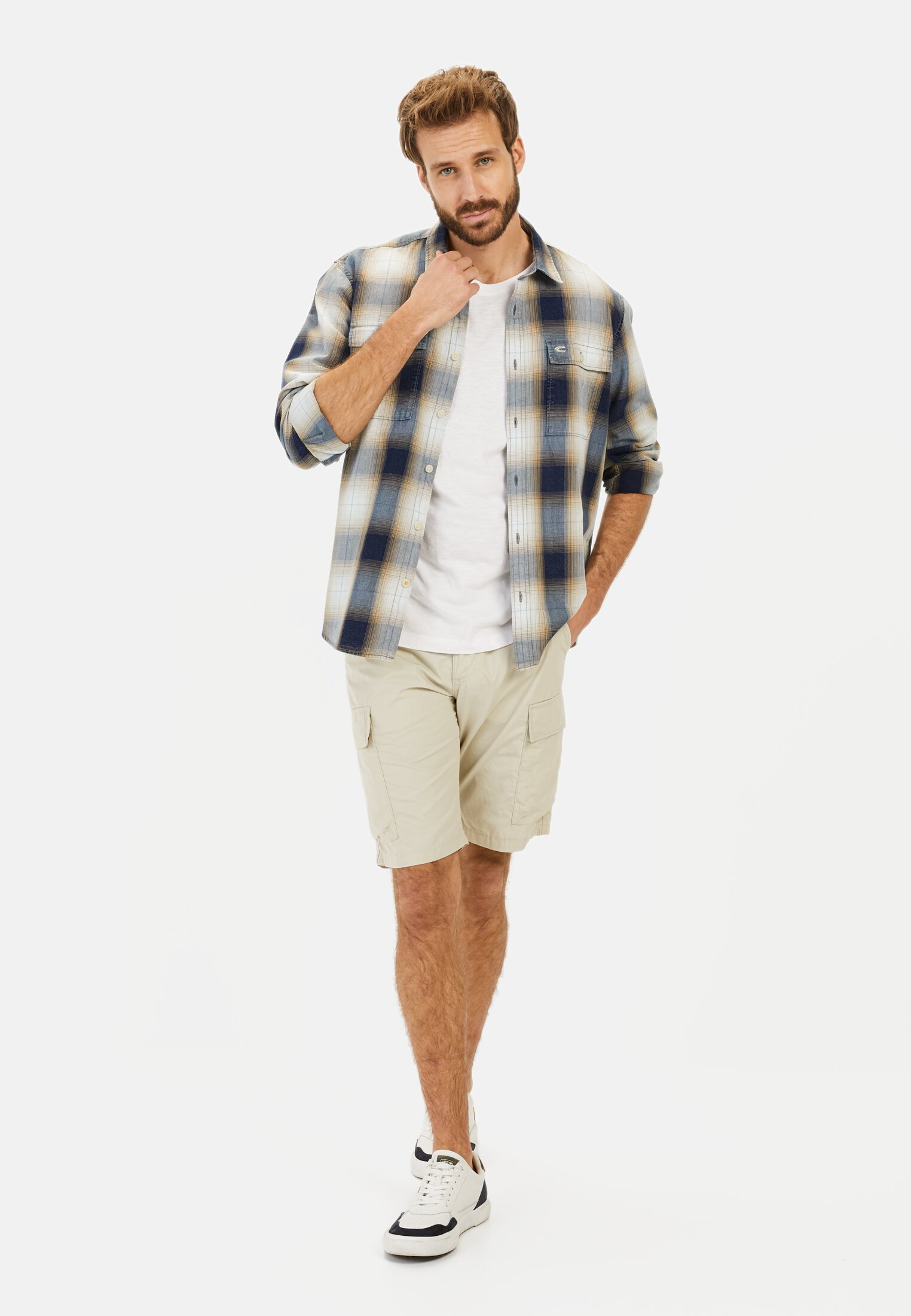 MI_96R57-5F50-16_M3-00 Herren Cargo Shorts Regular Fit Beige getragen vorne Ganzkörper