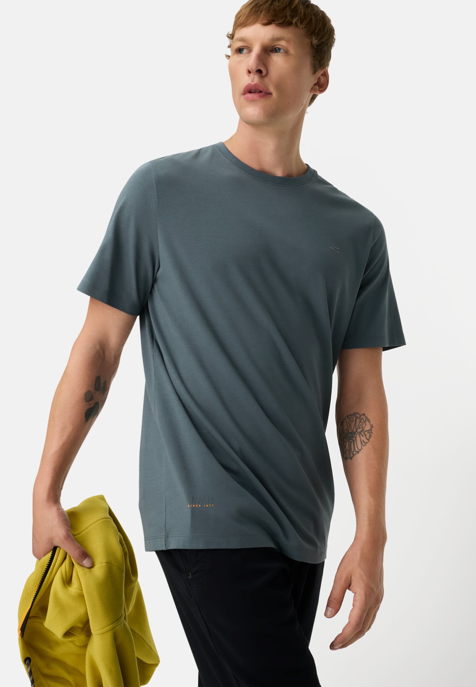 Herren fleXXXactive© T-Shirt mit 4-Wege-Stretch Tintenblau getragen emotional