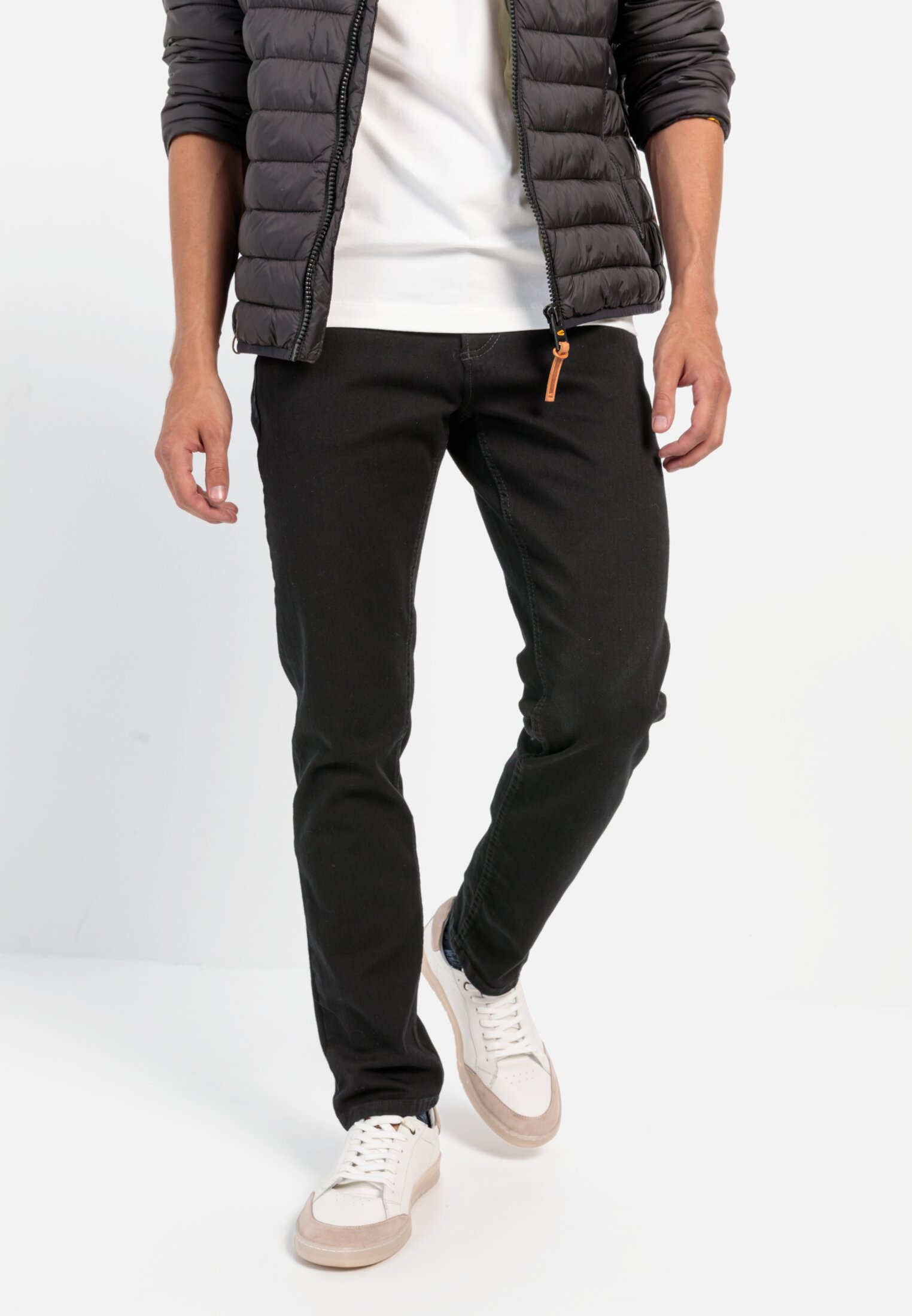 Heren Regular fit jeans met 2-wegs stretch Zwart gedragen emotional