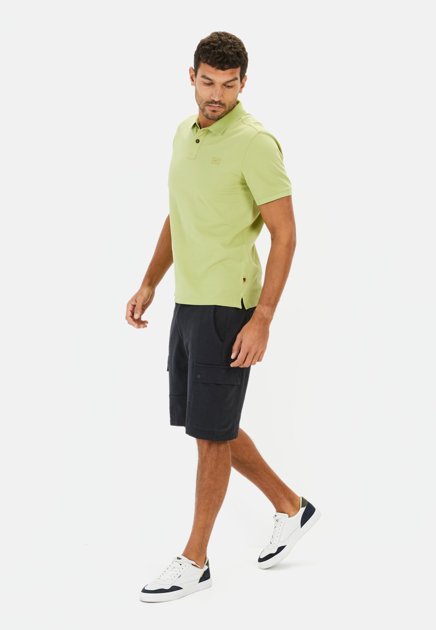 MI_09920-5P00-33_M3-00 Herren Kurzarm Poloshirt aus Baumwolle Grün getragen vorne Ganzkörper