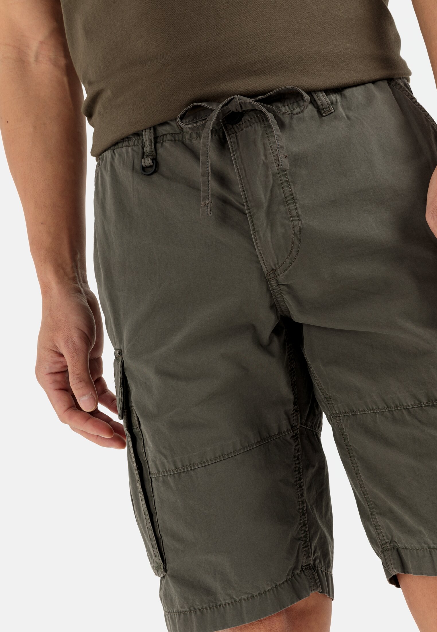 MI_496075-1F12-93_M5-00 Men Cargo Shorts Regular Fit Oliv Brown worn detail close