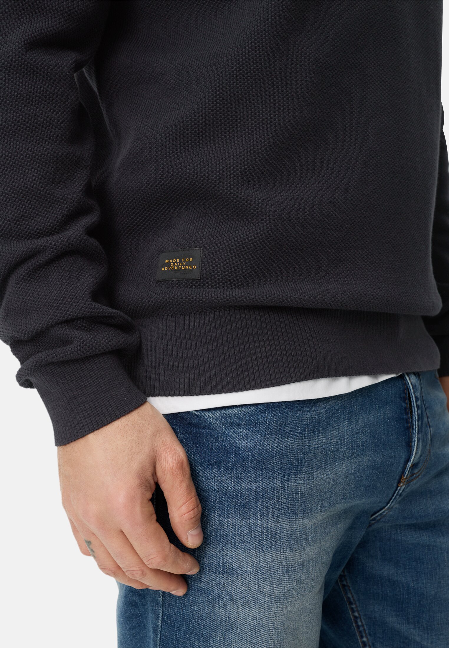 Heren Gebreide trui met ronde hals Marineblauw gedragen detail dichtbij  