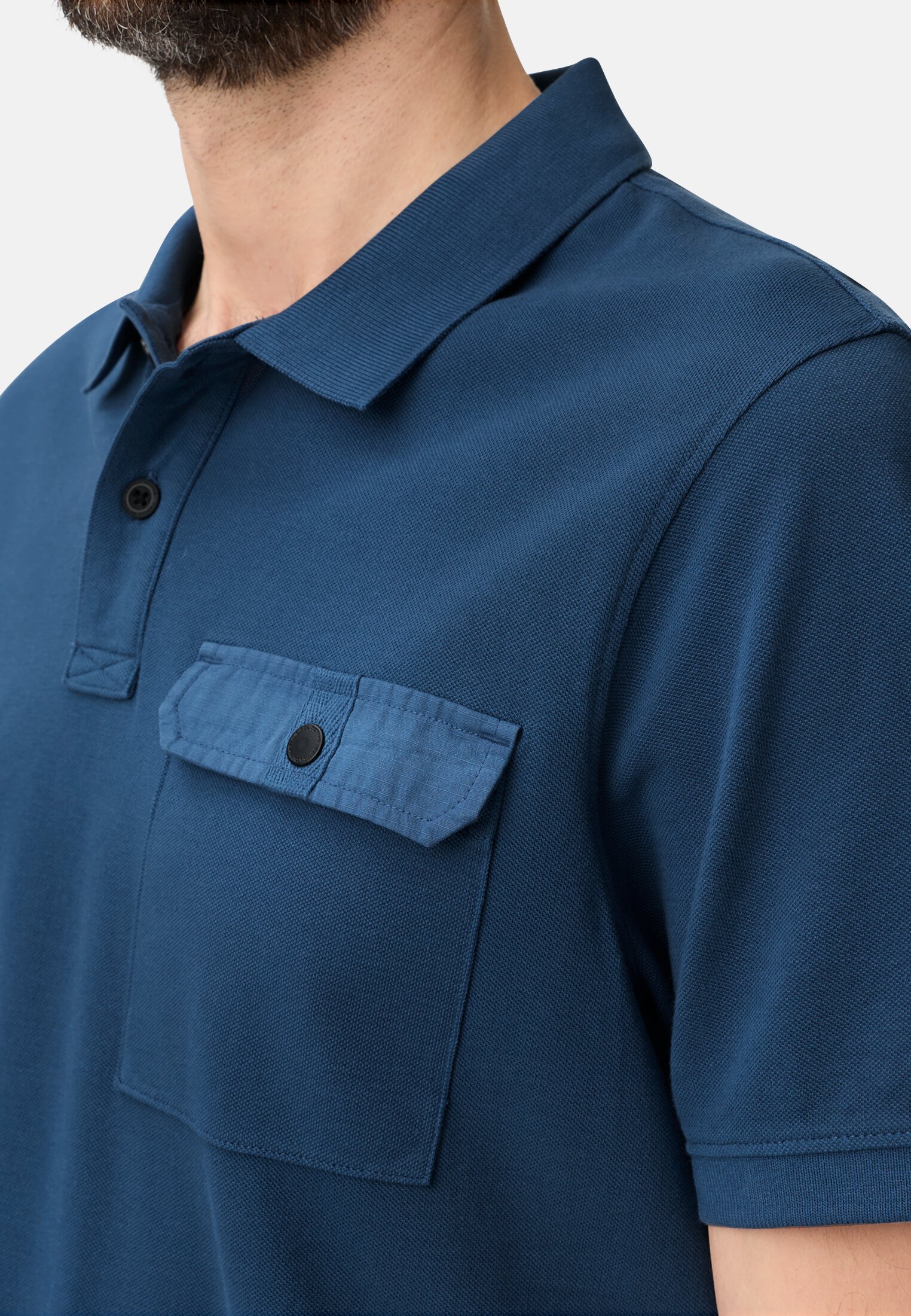 Herren Poloshirt aus reiner Baumwolle Indigoblau getragen detailliert nah