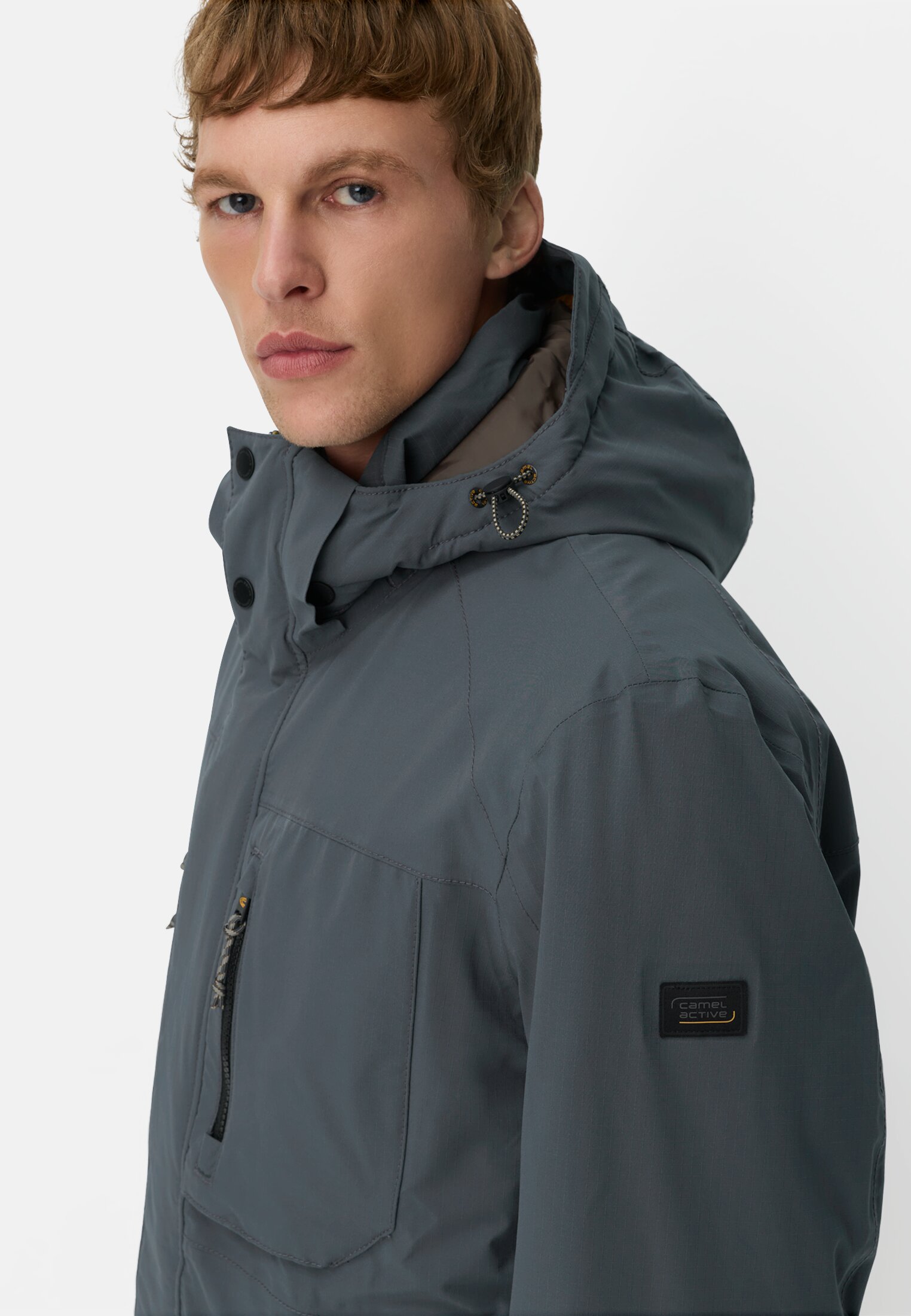 Heren teXXXactive® jas met afneembare capuchon Inktblauw gedragen detail dichtbij  