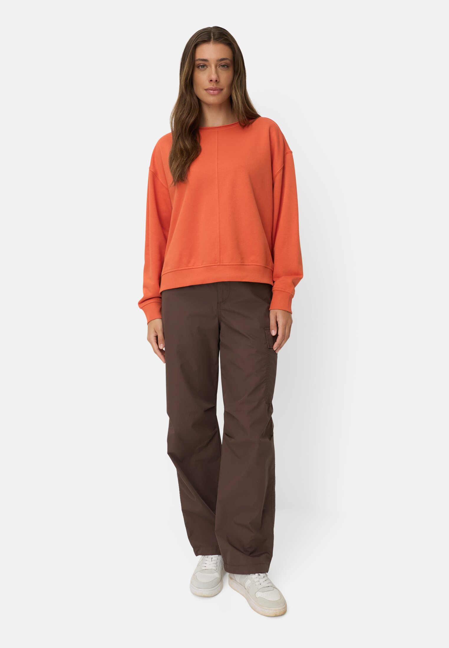 Damen Sweatshirt aus Baumwollgemisch Orange getragen vorne Ganzkörper