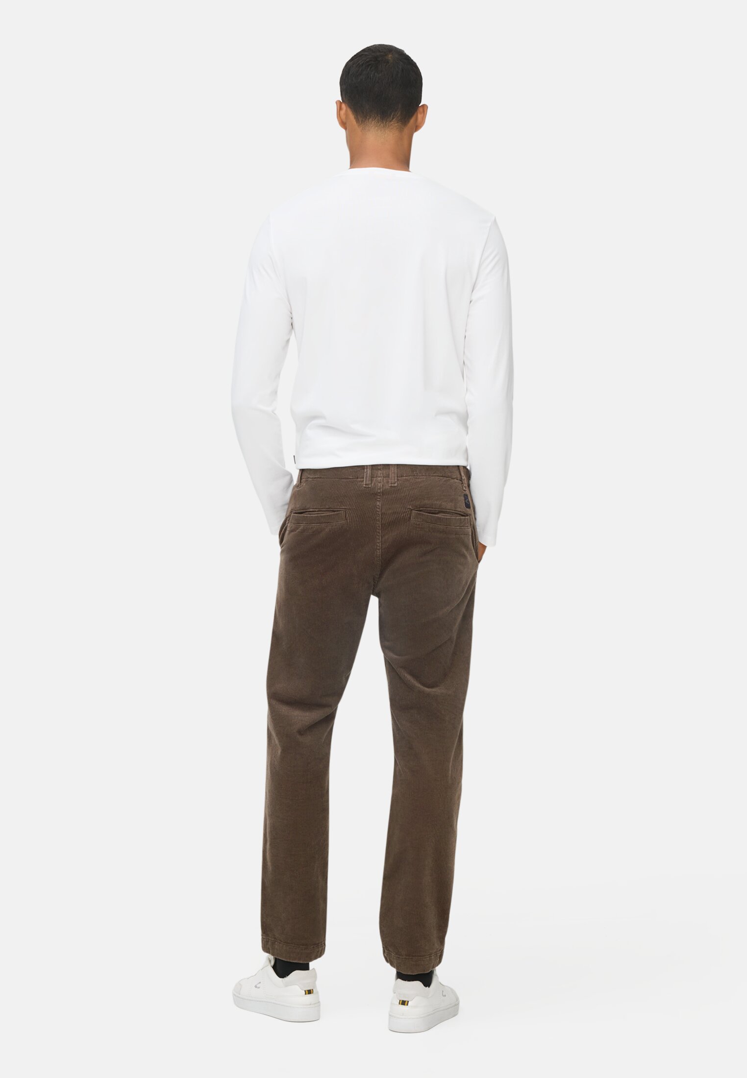 Herren Regular Fit Chino Hose aus Cord Dunkelbraun getragen hinten