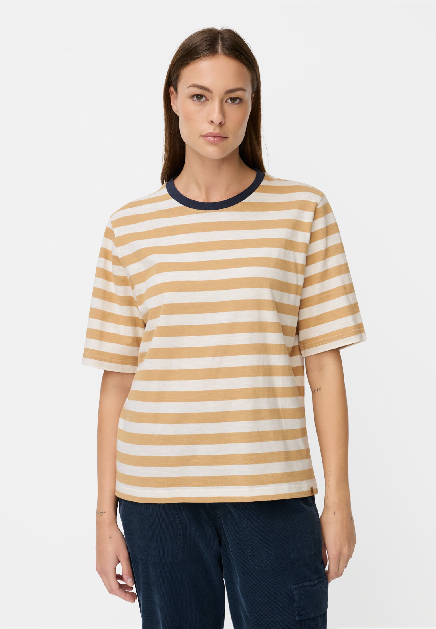 Damen T-Shirt mit Streifenmuster Karamell getragen vorn