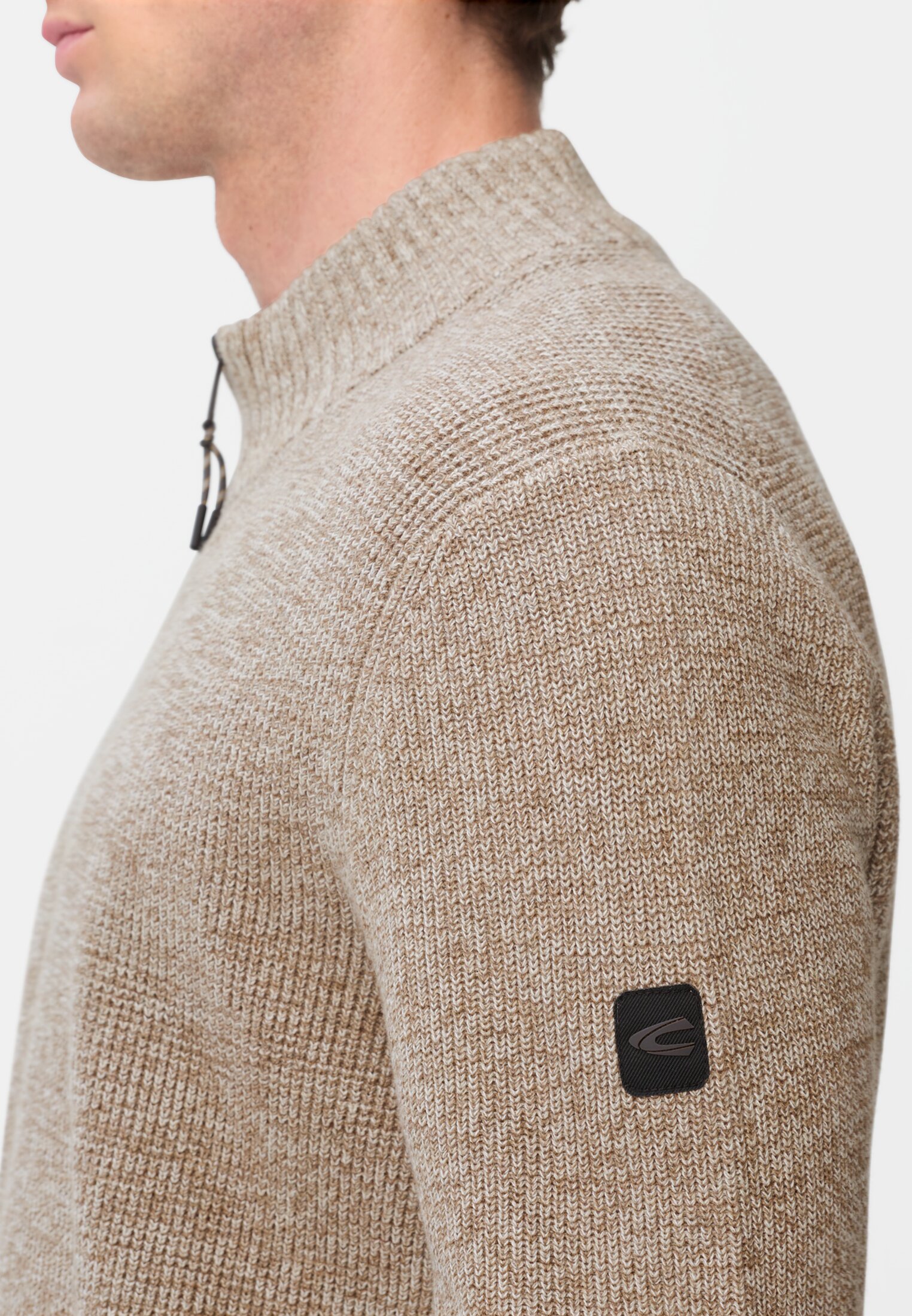Heren Krachtige gebreide vest van katoenmix Beige gedragen detail dichtbij