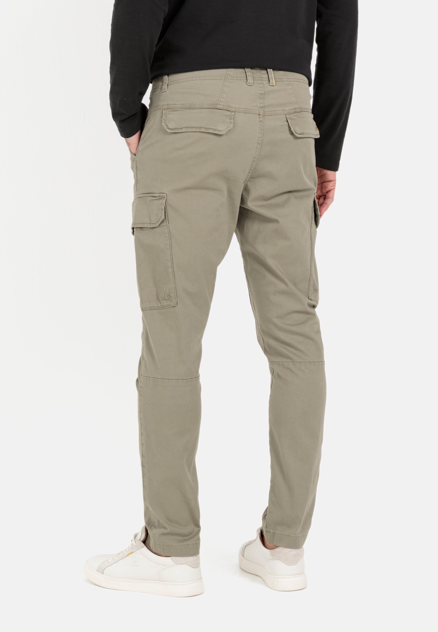 Men Tapered fit cargo pants Khaki worn back