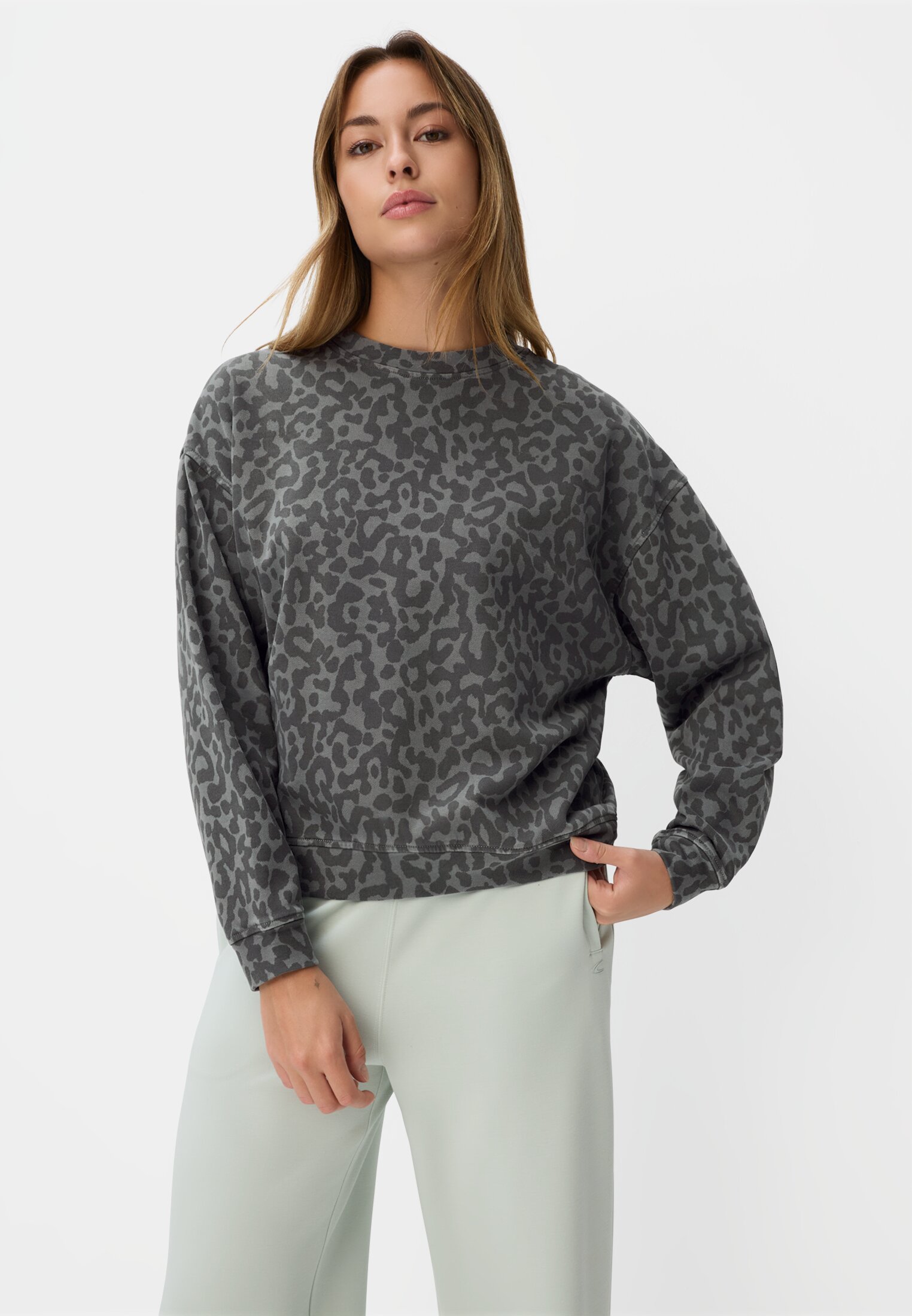 Damen Oversize-Sweatshirt aus 100% Baumwolle Dunkelgrau getragen emotional