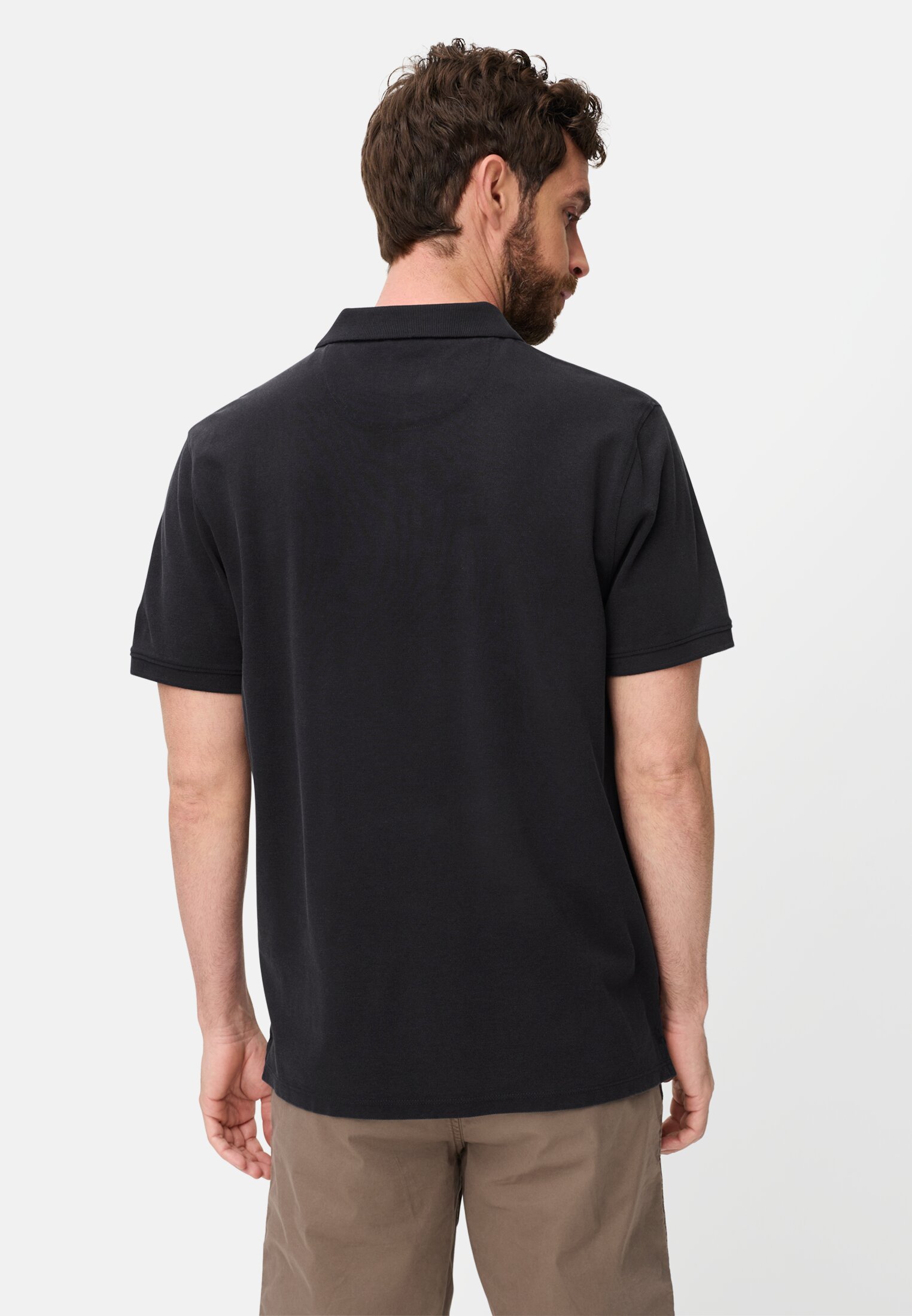 Herren Poloshirt aus reiner Baumwolle Dunkelblau getragen hinten