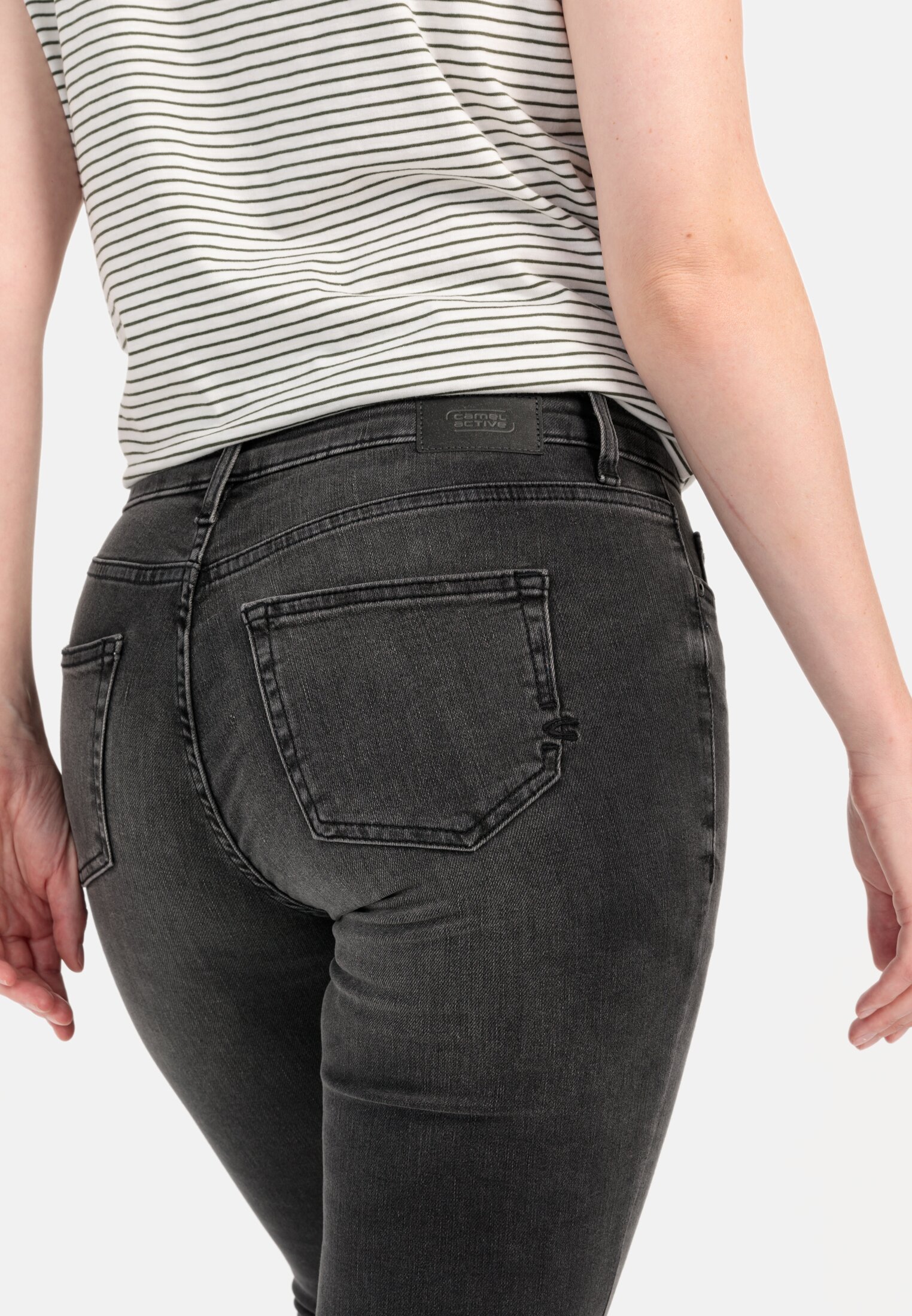 Damen Slim Fit Denim Grau getragen detailliert nah