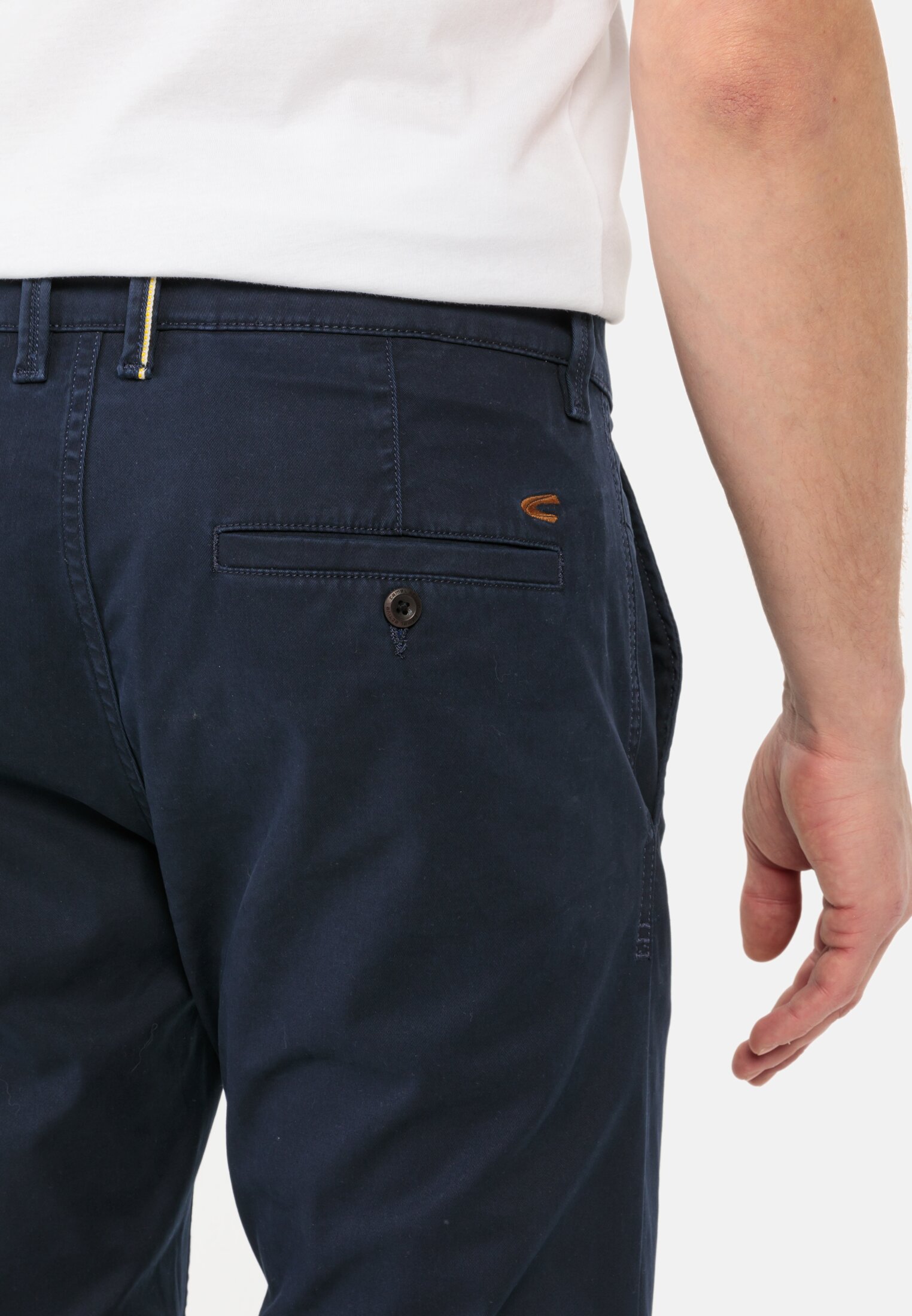 Herren Slim Fit Chino Dunkelblau getragen detailliert nah