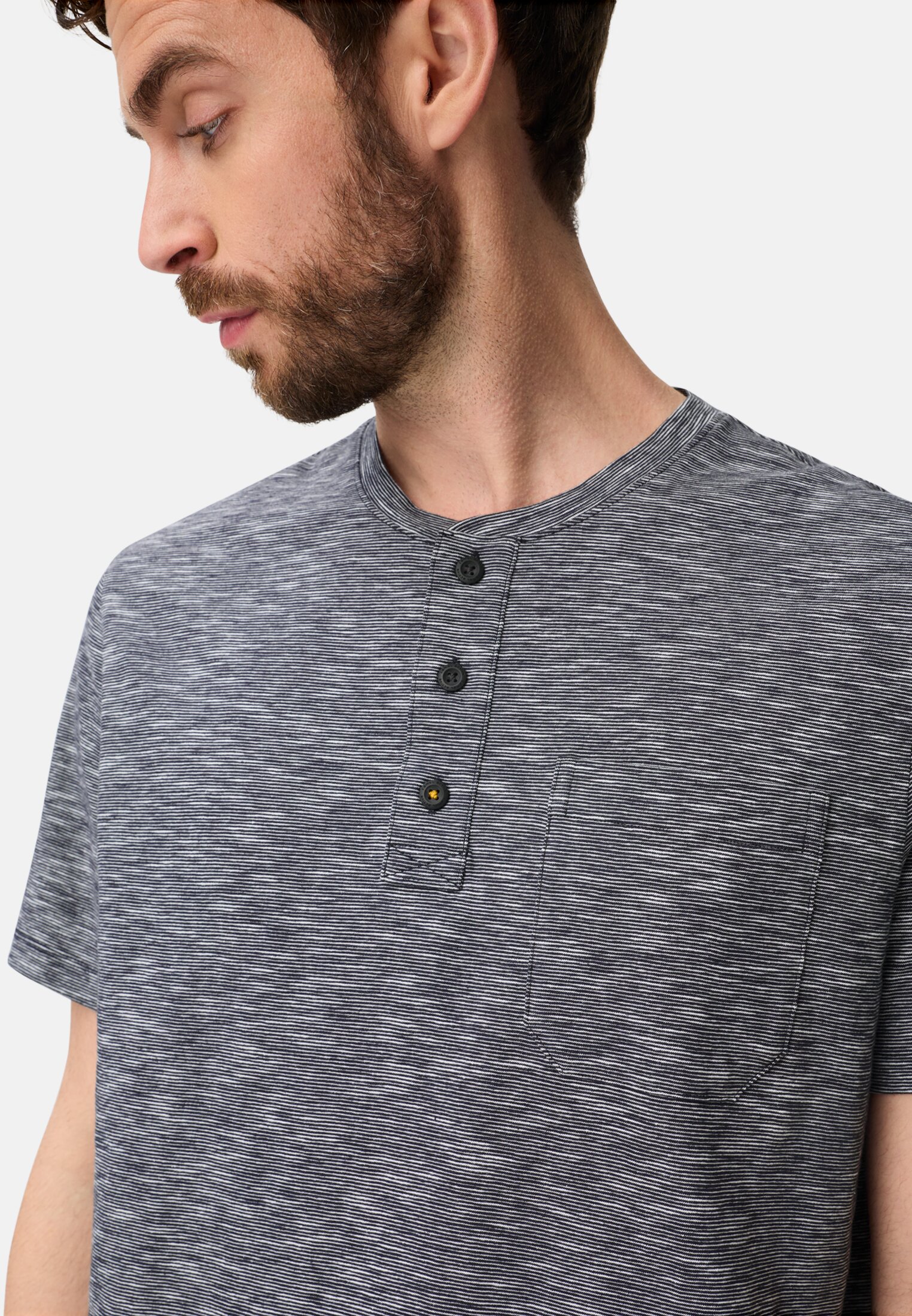 Herren T-Shirt mit Knopfleiste Dunkelblau getragen detailliert nah