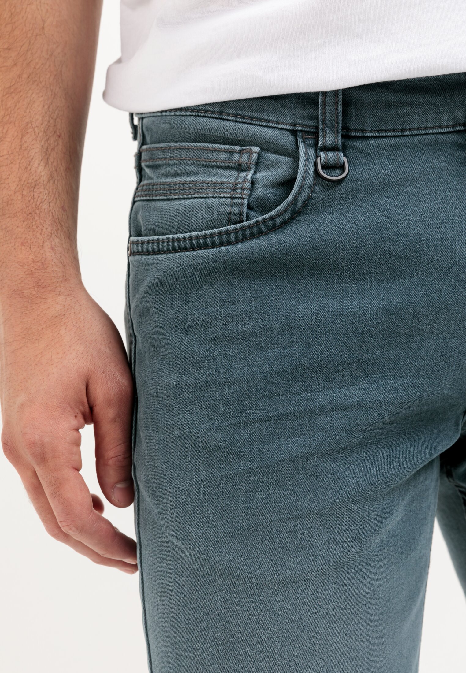 Herren Slim Fit 5-Pocket Jeans Blau-Grün getragen detailliert nah