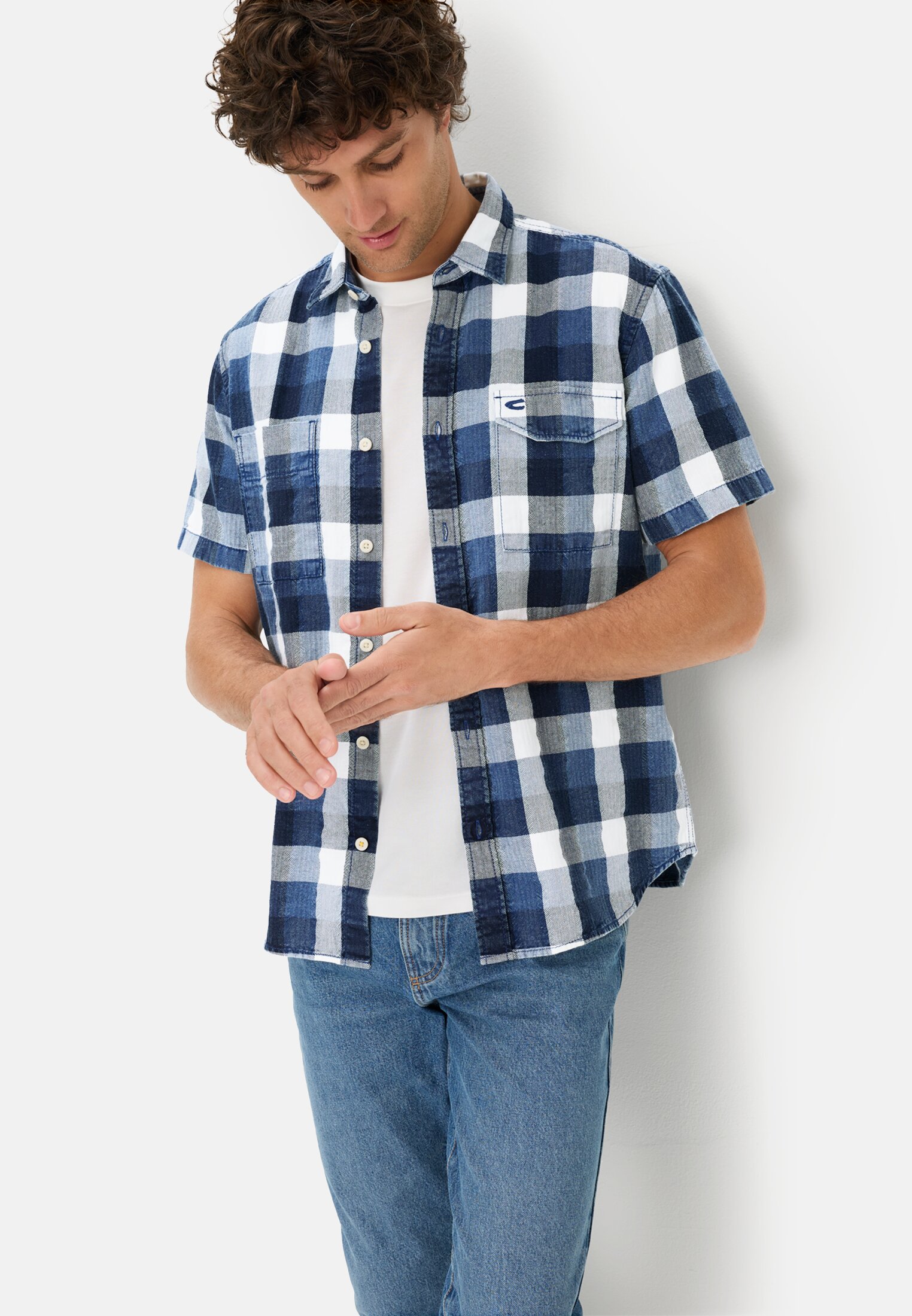 Herren Kurzarmhemd mit Brusttaschen Indigoblau getragen emotional