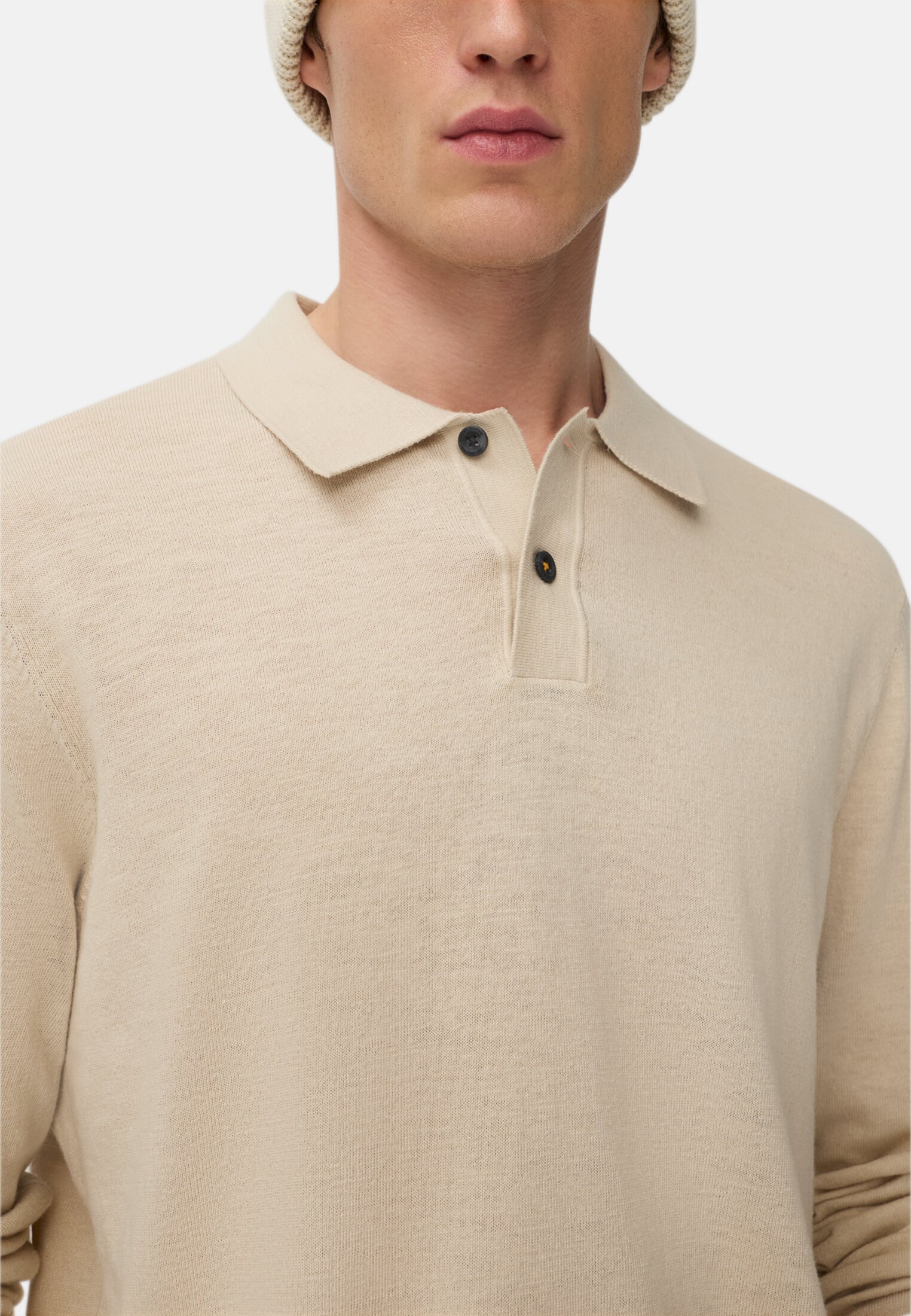 Men Light long-sleeve polo made of pure cotton Oats worn detail close