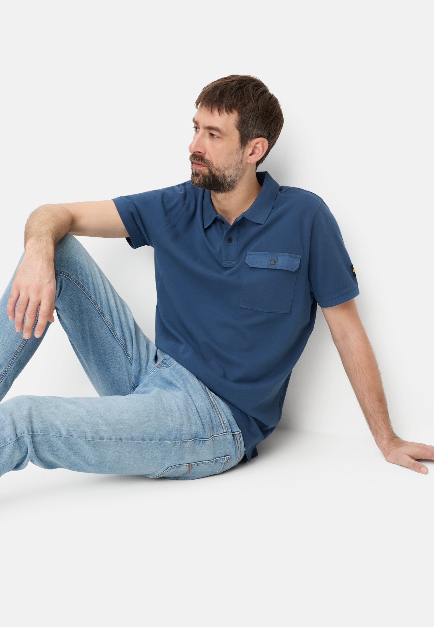 Herren Poloshirt aus reiner Baumwolle Indigoblau getragen emotional