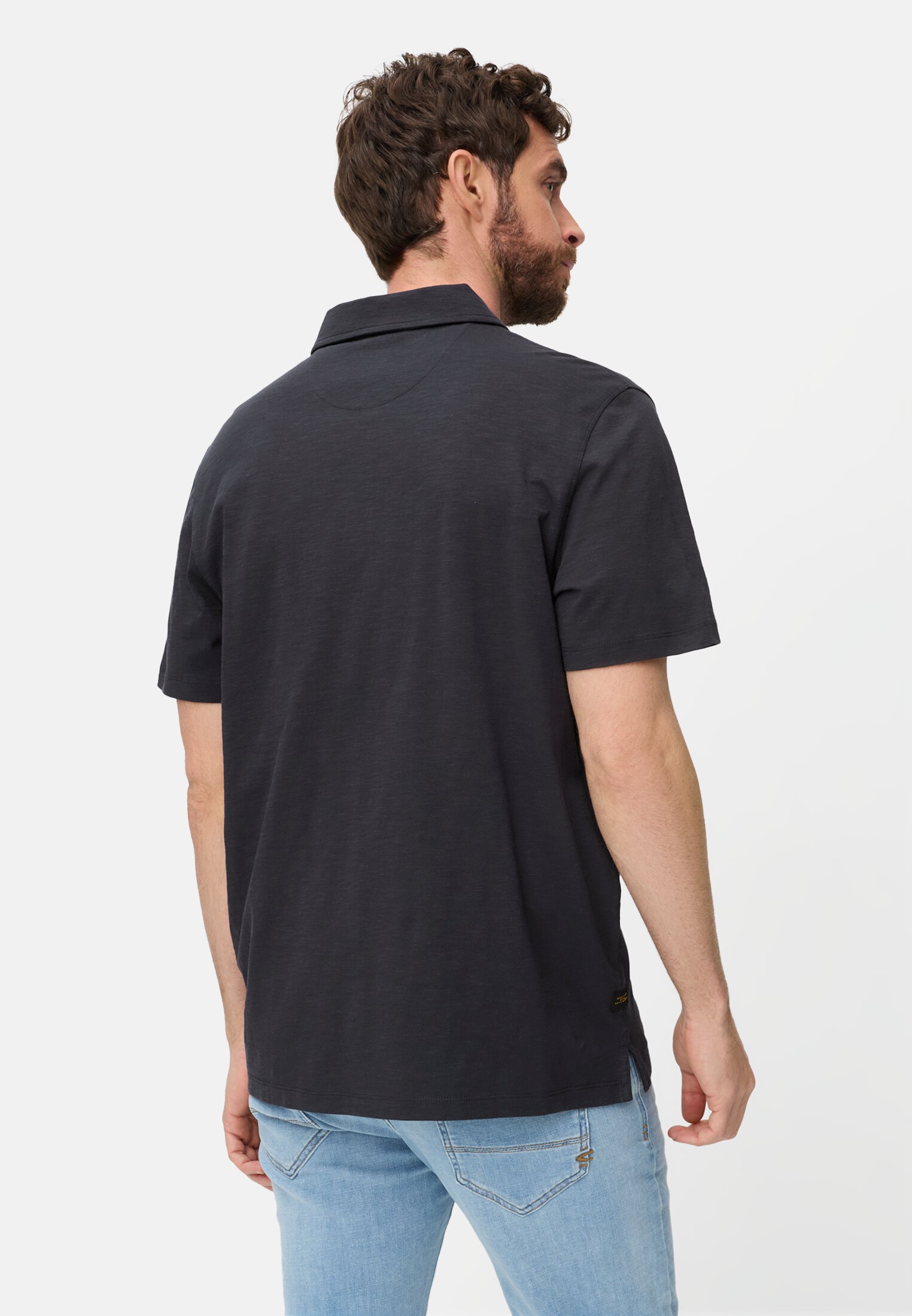 Herren Poloshirt aus reiner Baumwolle Dunkelblau getragen hinten