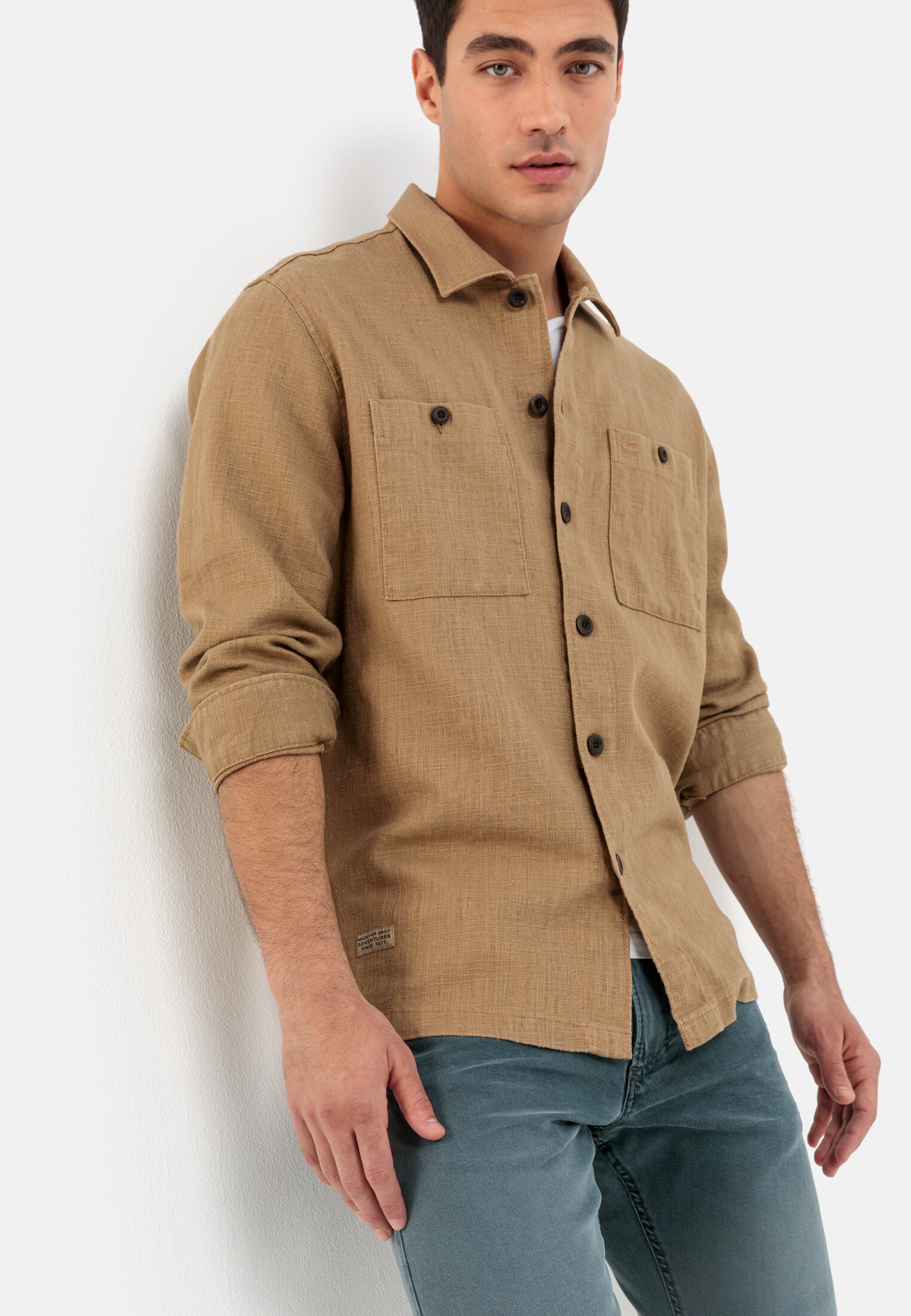 Herren Overshirt aus einem Leinen-Baumwollmix Braun getragen emotional