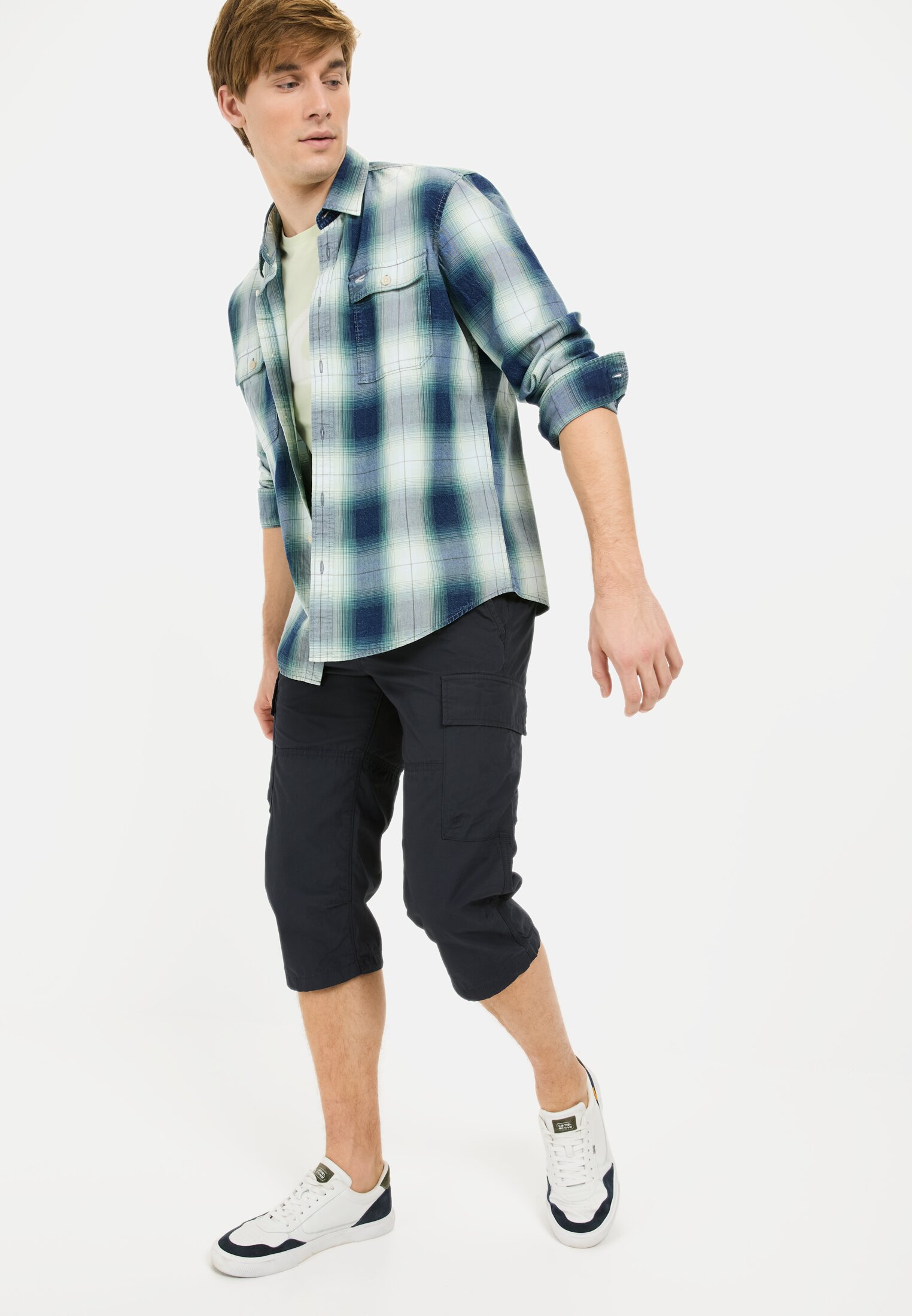 MI_96R58-5F50-48_M4-00 Heren 3/4 cargoshort met regular fit Donker Blauw gedragen emotional