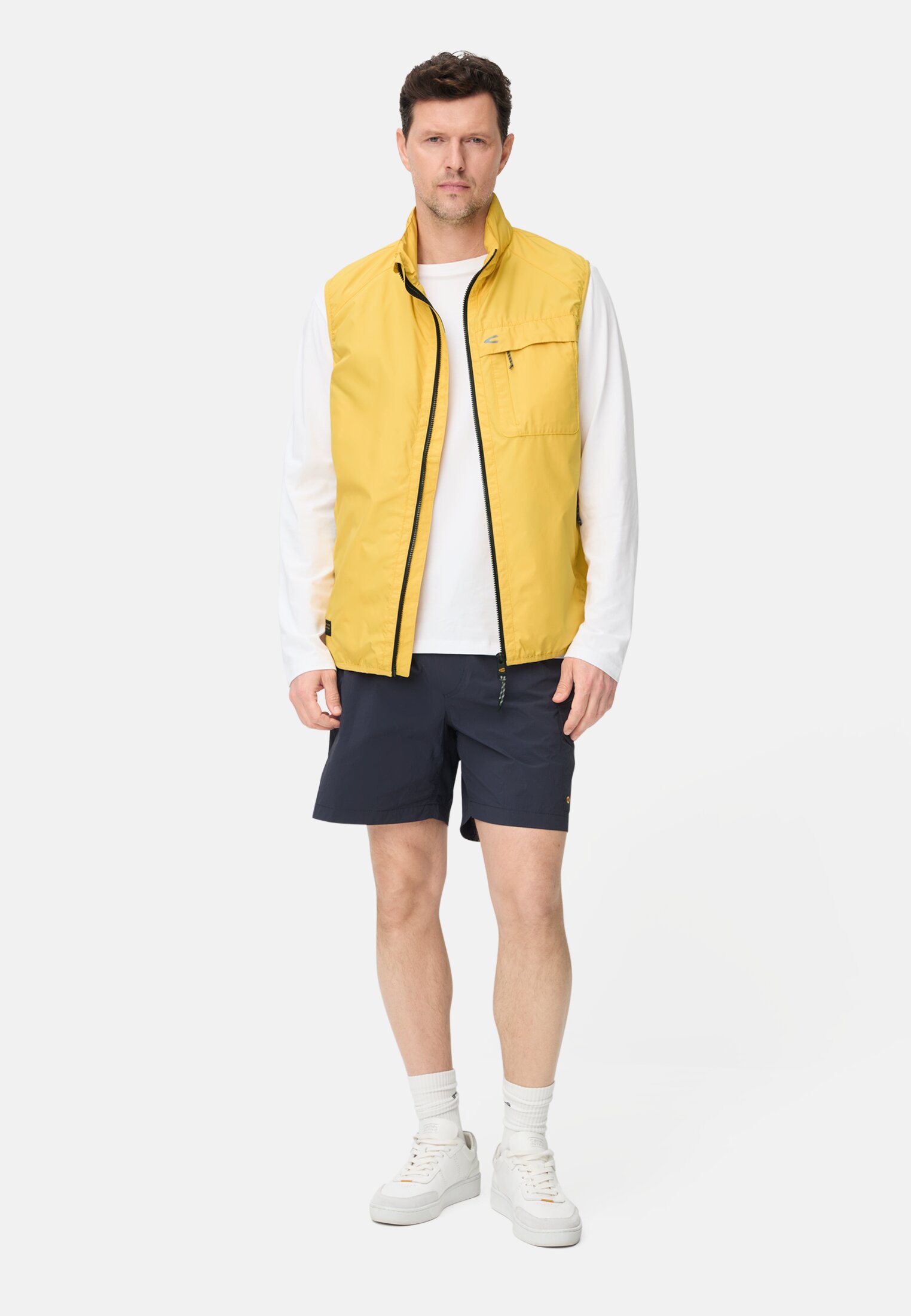 Herren Leichte Weste aus wasserabweisendem Material Sonnengelb getragen vorne Ganzkörper