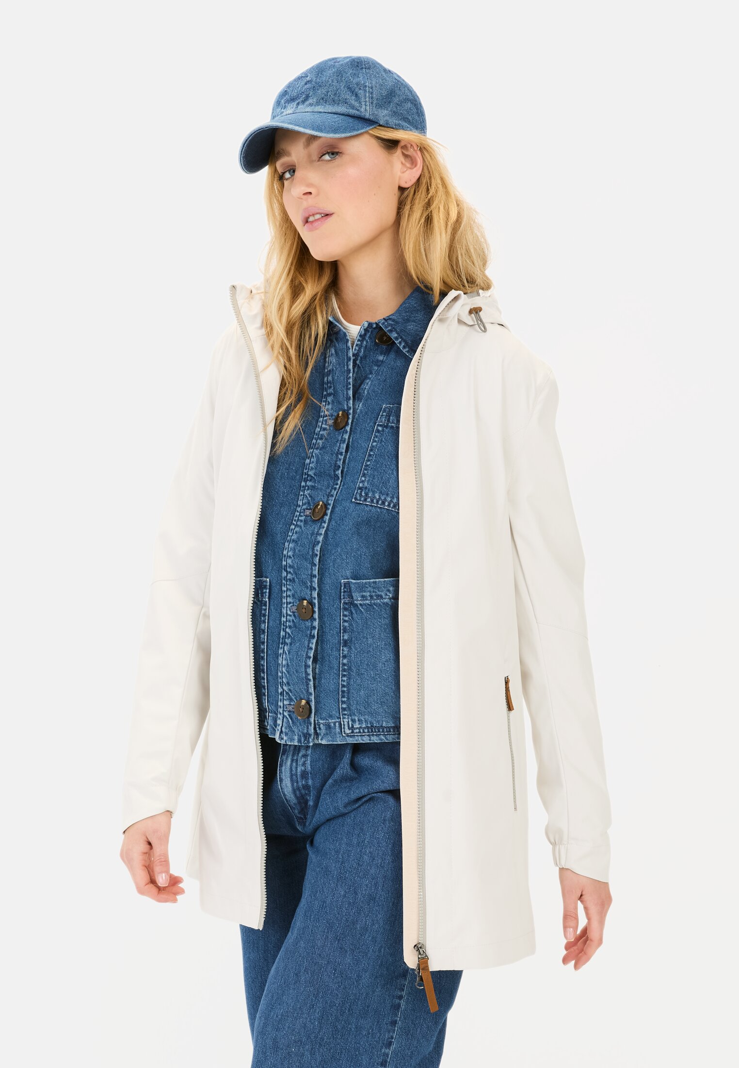 Vrouwen Softshelljack gemaakt van gerecycled polyester Pearl wit gedragen voor