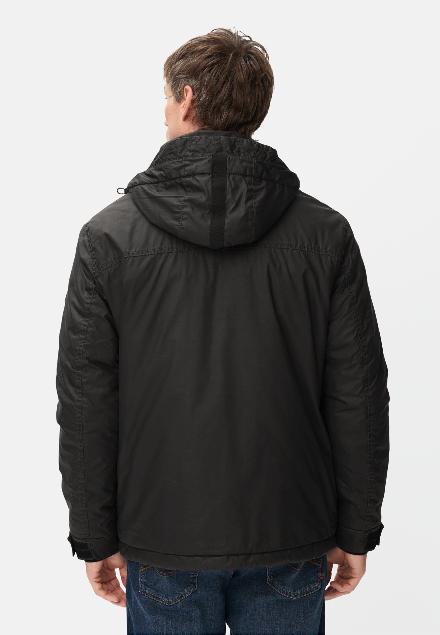 Herren Multipocket Jacke aus gewachster Baumwolle Schwarz getragen hinten