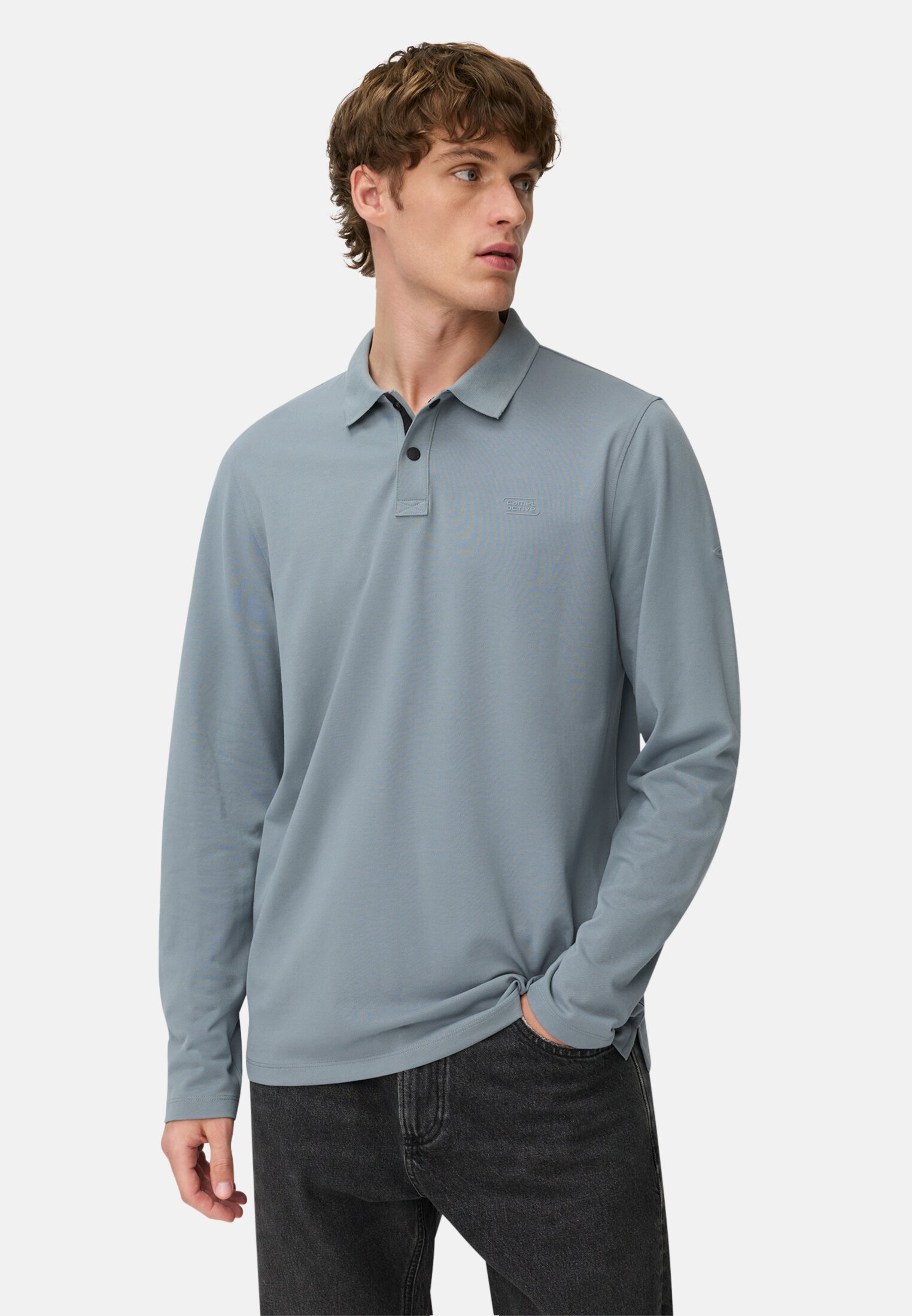 Herren Polo Shirt mit Cooling Performance Steinblau getragen vorn