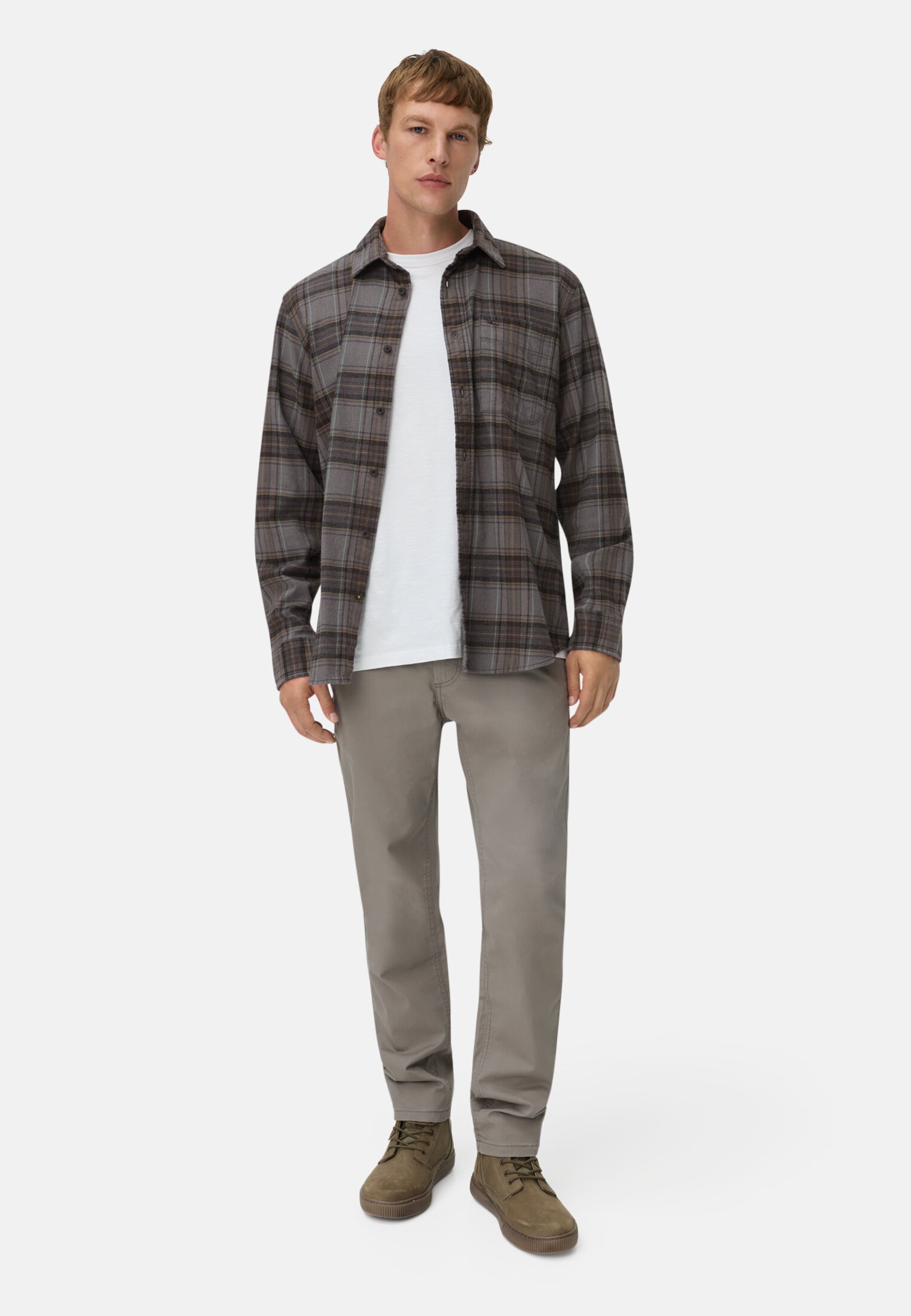 Herren fleXXXactive® Langarmhemd aus leichtem Flanell Dunkelbraun getragen vorne Ganzkörper