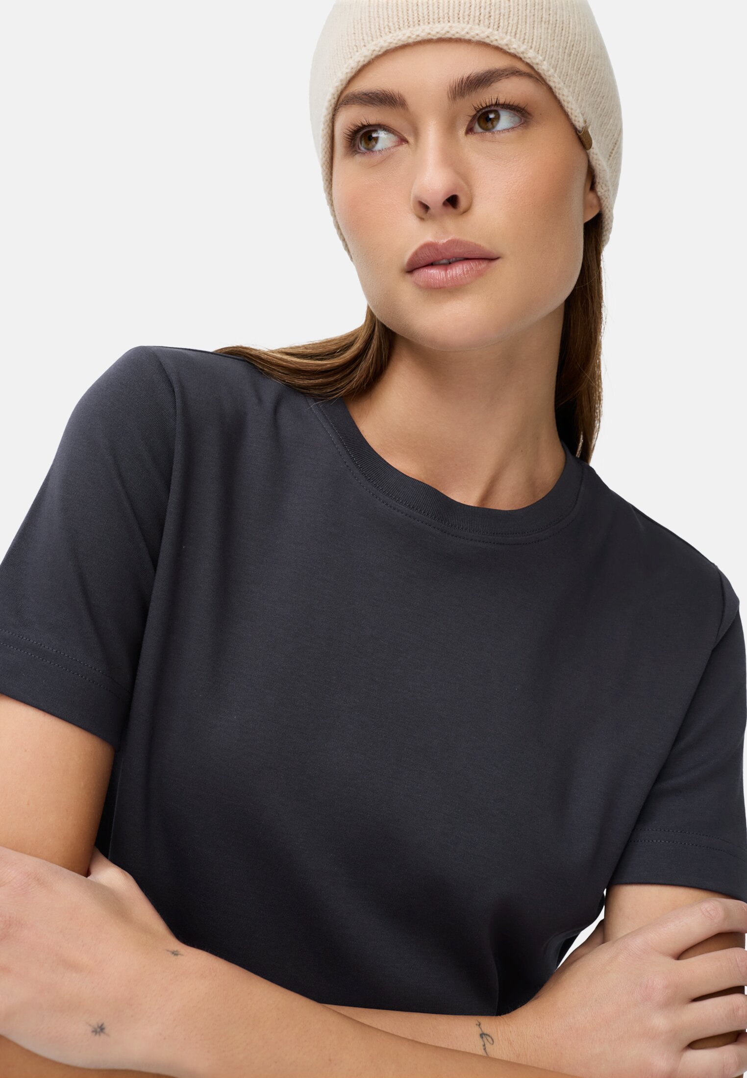 Damen T-Shirt aus reiner Baumwolle Nachtblau getragen emotional