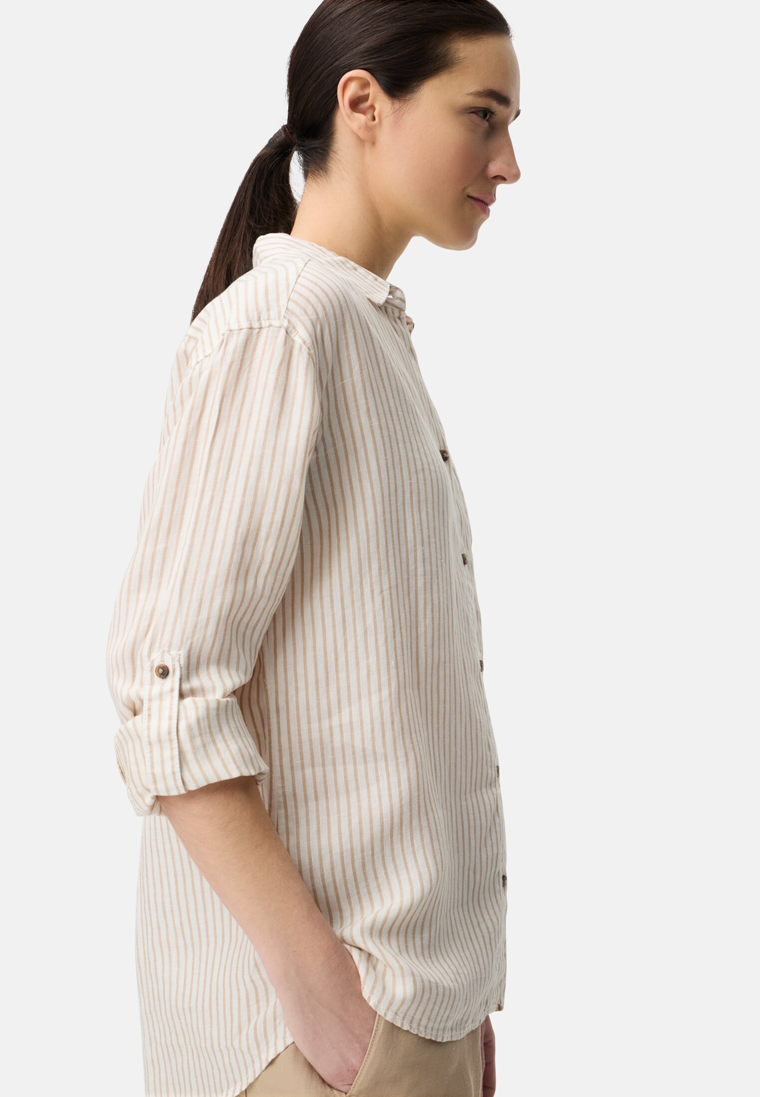 Damen Bluse mit Kentkragen Sand getragen detailliert nah