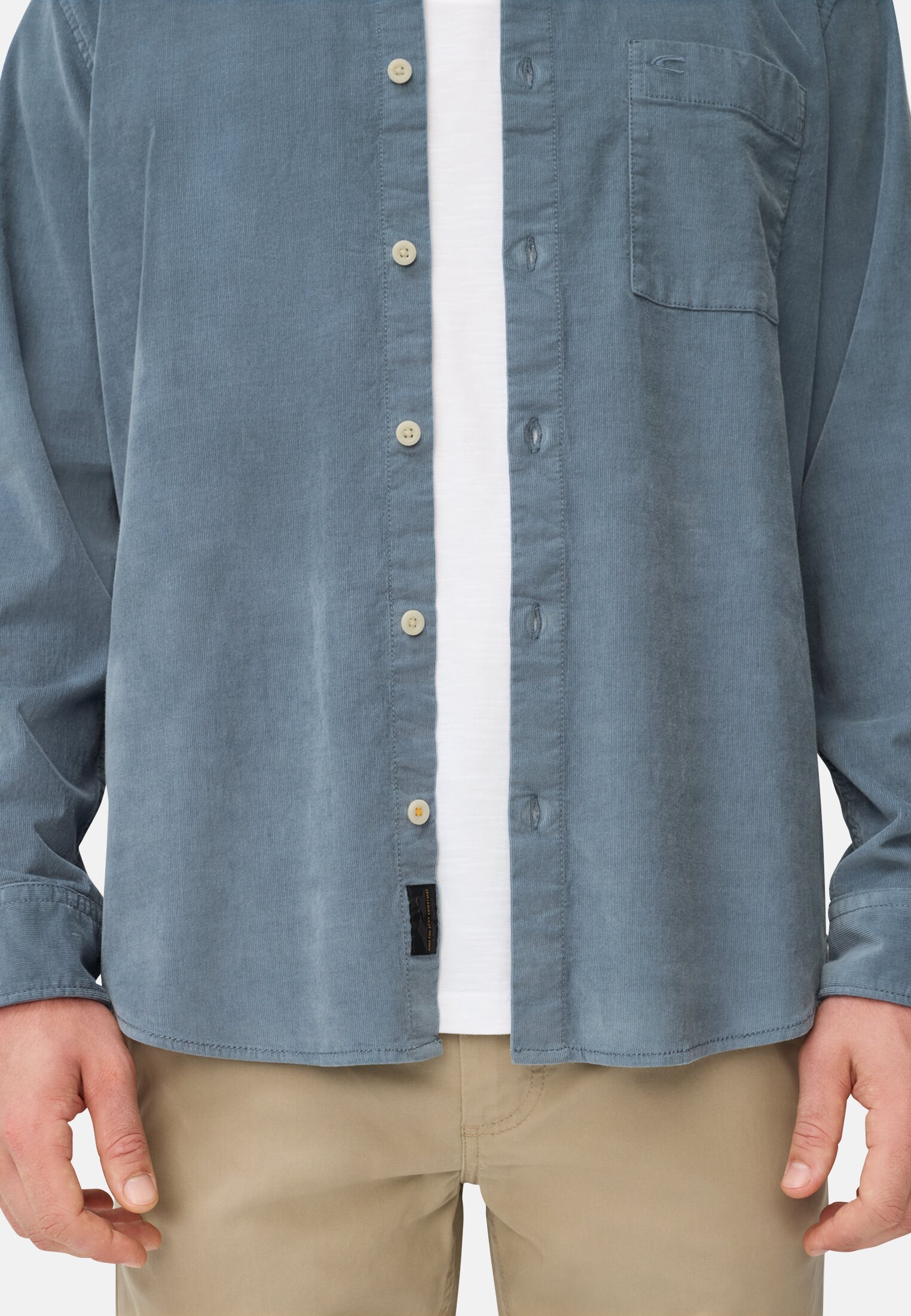 Herren Langarm Shirt mit Button-Down-Kragen und Brusttasche Steinblau getragen emotional