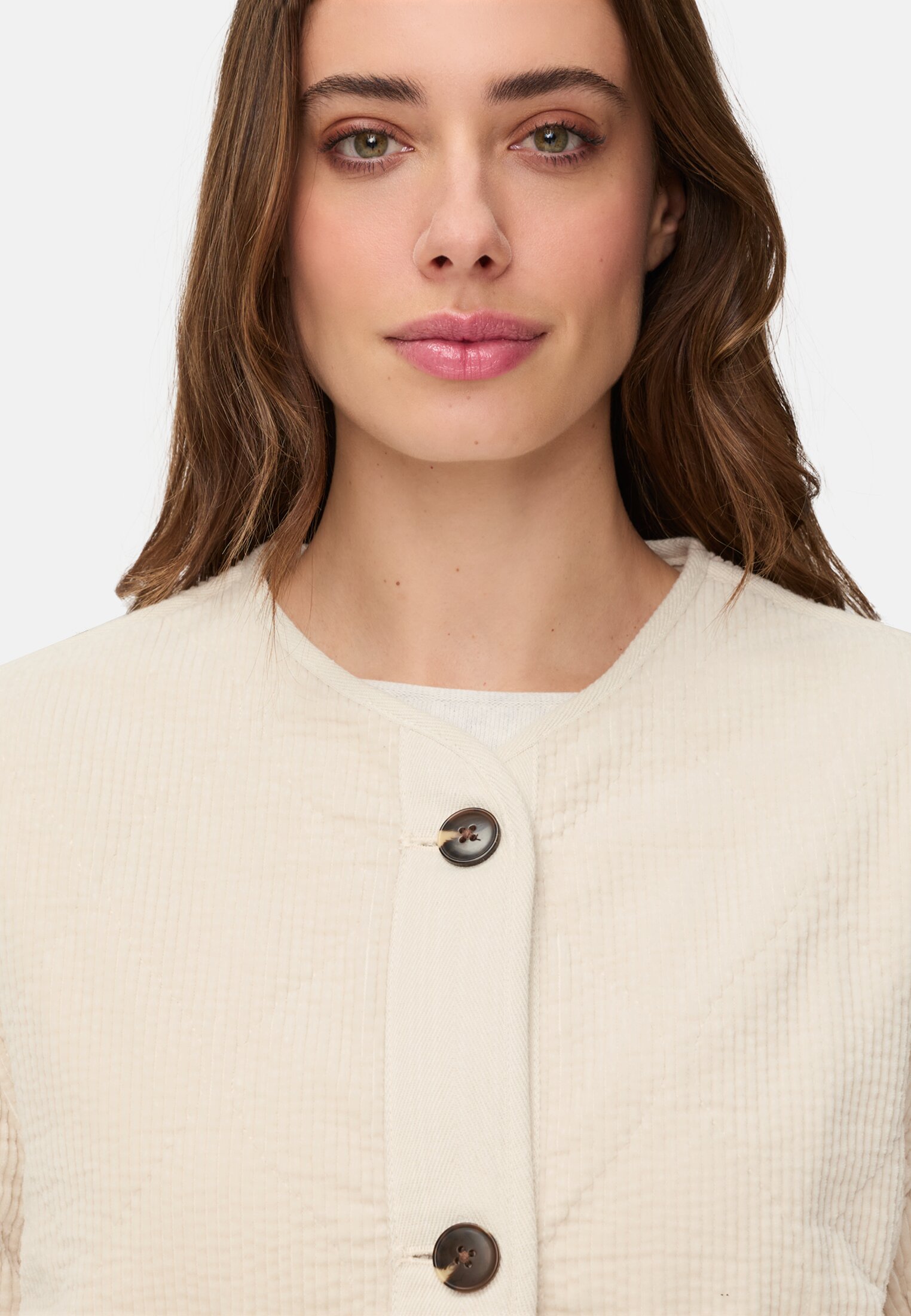 Damen Gefütterter Cordblazer mit Wattierung Perlweiß getragen detailliert nah