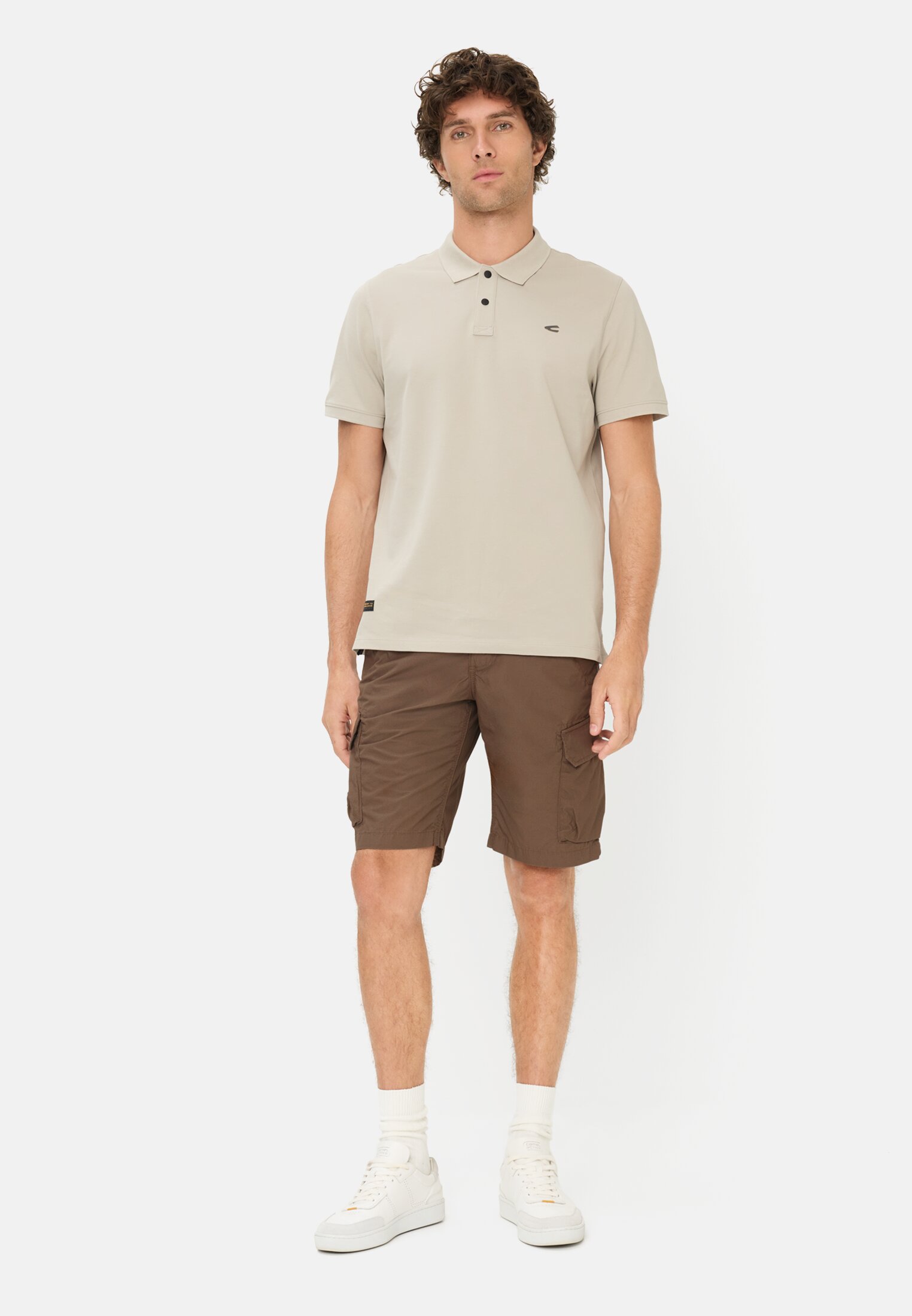 Herren Cargoshorts aus reiner Baumwolle Braun getragen vorne Ganzkörper