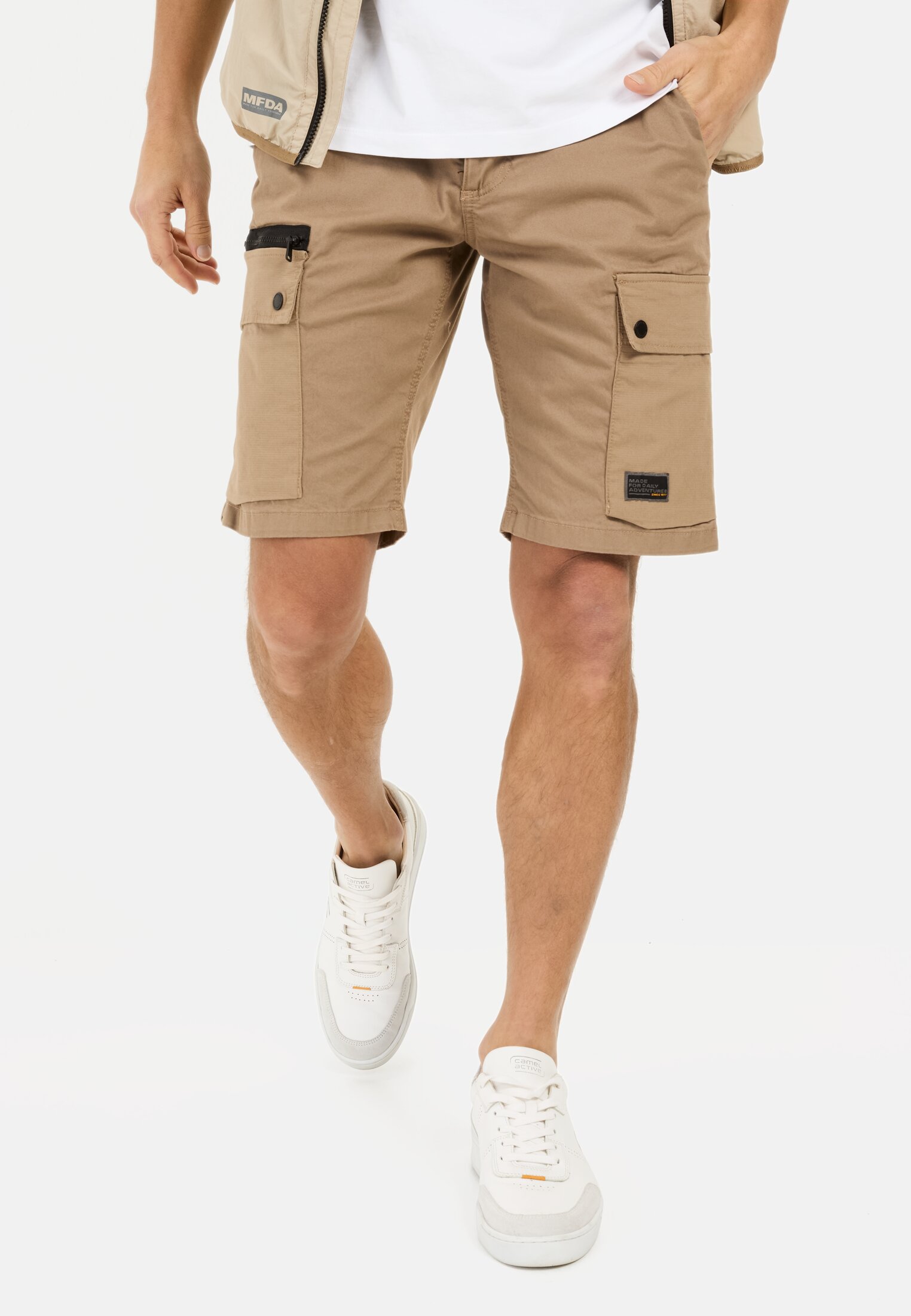 Men Cargo shorts with drawstring and stretch Brown worn front