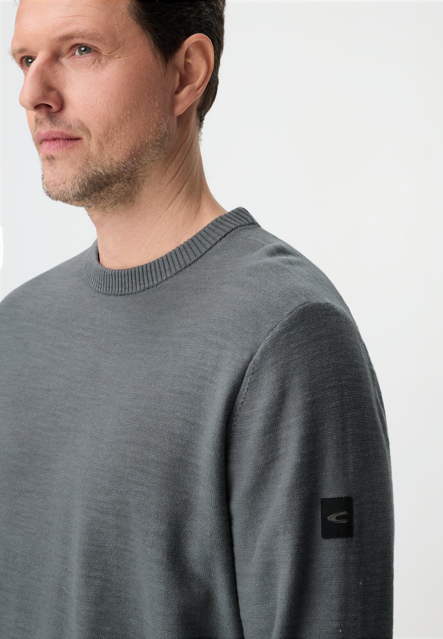 Heren Gebreide trui van puur katoen Blauw gedragen detail dichtbij