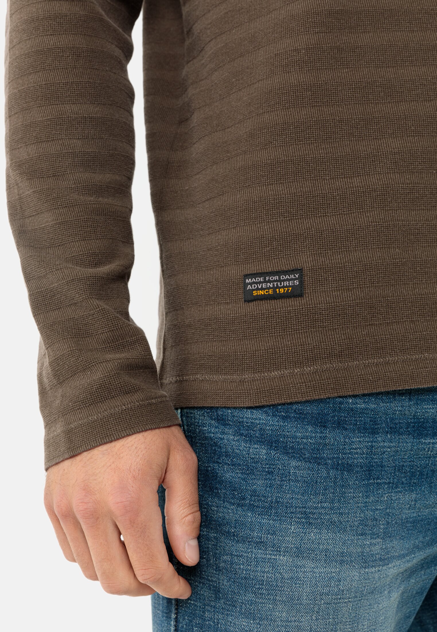 Herren Langarm Henleyshirt aus reiner Baumwolle Braun getragen detailliert nah